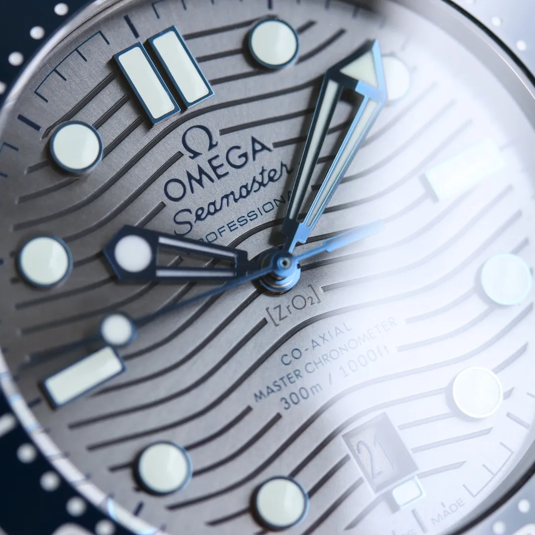 【Top replica】💰4500! 💎 AG’s highest version! The latest upgraded version of OMEGA SEAMASTER Planet Ocean 300m 300m Coaxial Master Chronometer 42mm 42mm Diving Watch 210.30.42.20.01.001 Stainless steel brushed case is partially polished. The bezel is made of black ceramic and is decorated with a white enamel diving scale. The scale of the word circle is not easy to wear and fade. The ratchet countdown bezel rotates counterclockwise in one direction. Dome-shaped sapphire mirror coated with anti-glare film Polished black ceramic dial, laser engraved ripple pattern, with a calendar window at 6 o'clock, the hollow hands and embossed hour scales are rhodium-plated and covered with Super-LumiNova luminous coating, blue and green two-color luminous, green luminous minute hand display with green luminous dot on the bezel for diving oxygen countdown, multiple waterproof screw-in crown, can be worn for real sea diving, conical shaped helium exhaust valve, corrugated edge design is transparent The beautiful movement of the movement is clearly visible on the back of the watch, replica of the 8800 movement, ⚠️ detailed double T shock absorber, brushed steel strap, the strap is disassembled with screws on both sides like the original, independent fixed rod design strap in the middle, double folding snap buckle, with push-button fine-tuning extension, can be opened and extended to wear on the surface of the diving suit when diving, comes with NATO gray and black nylon strap, which can be easily replaced to switch different wearing styles, watch diameter 42mm Real shots of shipment
