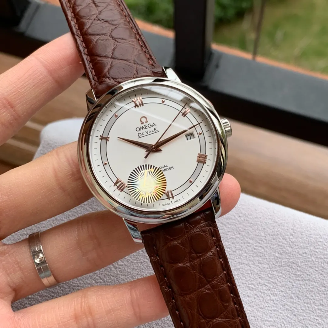 【High-end replica】💰960! 【Top replica】💰1840! Omega Die Flying Series Movement: Purely imported Citizen 8215 new machine from Japan Case material: 316L stainless steel CNC engraving Ultra-precision Waterproof depth 100 meters🏊‍♀️🏊🏊 Literal: The latest version of the De Ville orbit dial, the pins are butt welded and inlaid with the same process as genuine products (the first in the industry) Diameter: 39.5*9.7mm (the only one on the market that is consistent with the genuine products) Product grade: Super A Glass: Imported sapphire glass (0 difference in exposure and transparency compared to the original) Belt: Genuine American alligator leather strap (black/brown): 316L steel professionally polished by top masters/gloss/roundness/comfort/same quality as genuine Buttons: Original easy-to-tie pin buckle Bottom cover: Brushed process ➕The fineness of the embossed LOGO can be magnified and refined.