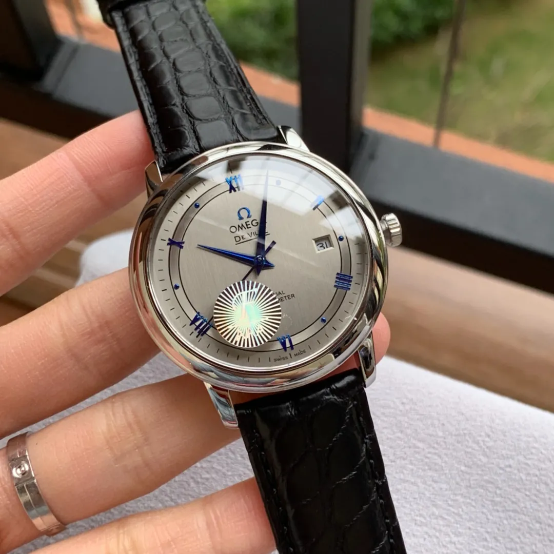 【High-end replica】💰960! 【Top replica】💰1840! Omega Die Flying Series Movement: Purely imported Citizen 8215 new machine from Japan Case material: 316L stainless steel CNC engraving Ultra-precision Waterproof depth 100 meters🏊‍♀️🏊🏊 Literal: The latest version of the De Ville orbit dial, the pins are butt welded and inlaid with the same process as genuine products (the first in the industry) Diameter: 39.5*9.7mm (the only one on the market that is consistent with the genuine products) Product grade: Super A Glass: Imported sapphire glass (0 difference in exposure and transparency compared to the original) Belt: Genuine American alligator leather strap (black/brown): 316L steel professionally polished by top masters/gloss/roundness/comfort/same quality as genuine Buttons: Original easy-to-tie pin buckle Bottom cover: Brushed process ➕The fineness of the embossed LOGO can be magnified and refined.