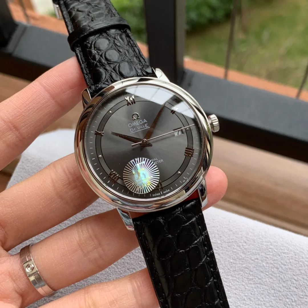 【High-end replica】💰960! 【Top replica】💰1840! Omega Die Flying Series Movement: Purely imported Citizen 8215 new machine from Japan Case material: 316L stainless steel CNC engraving Ultra-precision Waterproof depth 100 meters🏊‍♀️🏊🏊 Literal: The latest version of the De Ville orbit dial, the pins are butt welded and inlaid with the same process as genuine products (the first in the industry) Diameter: 39.5*9.7mm (the only one on the market that is consistent with the genuine products) Product grade: Super A Glass: Imported sapphire glass (0 difference in exposure and transparency compared to the original) Belt: Genuine American alligator leather strap (black/brown): 316L steel professionally polished by top masters/gloss/roundness/comfort/same quality as genuine Buttons: Original easy-to-tie pin buckle Bottom cover: Brushed process ➕The fineness of the embossed LOGO can be magnified and refined.
