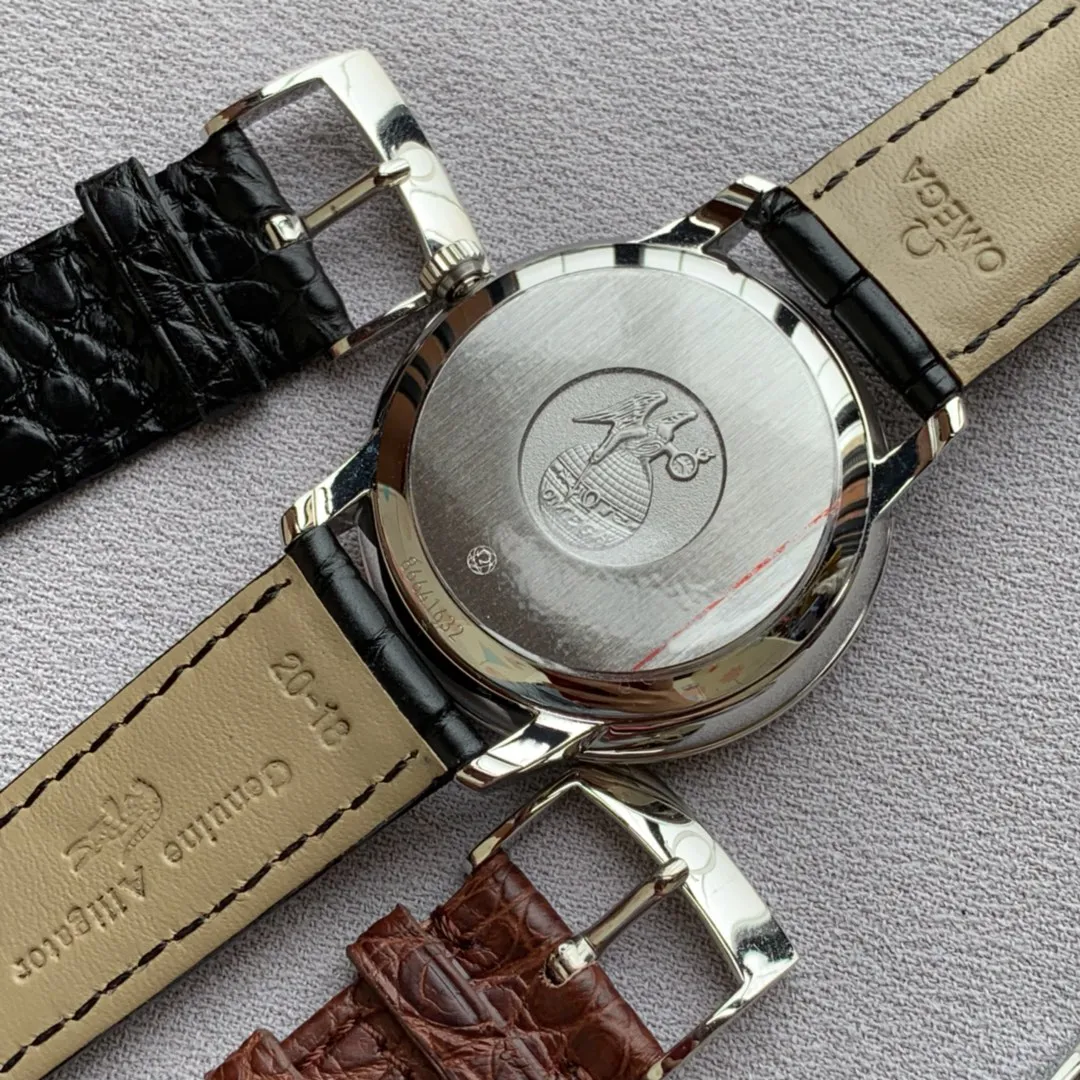 【High-end replica】💰960! 【Top replica】💰1840! Omega Die Flying Series Movement: Purely imported Citizen 8215 new machine from Japan Case material: 316L stainless steel CNC engraving Ultra-precision Waterproof depth 100 meters🏊‍♀️🏊🏊 Literal: The latest version of the De Ville orbit dial, the pins are butt welded and inlaid with the same process as genuine products (the first in the industry) Diameter: 39.5*9.7mm (the only one on the market that is consistent with the genuine products) Product grade: Super A Glass: Imported sapphire glass (0 difference in exposure and transparency compared to the original) Belt: Genuine American alligator leather strap (black/brown): 316L steel professionally polished by top masters/gloss/roundness/comfort/same quality as genuine Buttons: Original easy-to-tie pin buckle Bottom cover: Brushed process ➕The fineness of the embossed LOGO can be magnified and refined.