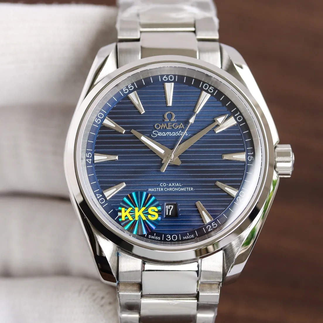 【Top replica】💰2400! The Omega Seamaster Aqua Terra 150-meter watch is perfectly performed with an exquisite original synchronous movement deck rotor. [Movement] The manufacturer exclusively strives to create an original detailed synchronous movement deck. It has mature technology, fine workmanship, and professional matching with zero repairs. It is equipped with a replica of the genuine Omega 8800 movement. It has accurate travel time, long-lasting durability, and is perfectly close to the original. [Case] 316L stainless steel case Top factory production technology, pursuit of perfection in details, beautiful case curvature, original consistent 41.5mm diameter, curved dial, deep waterproof, scratch-resistant sapphire glass mirror, suitable for diving and swimming🏊🏻 [Bracelet] Made of 316L stainless steel bracelet, each section is carefully polished, equipped with an original folding clasp of the same material. The details are synchronized and authentic. Added Italian original tape and original buckle! ⚠️Please look for the exclusive KKS details and reproduce the product. The KKS exclusive quality code is 80456374. Welcome to compare the quality.