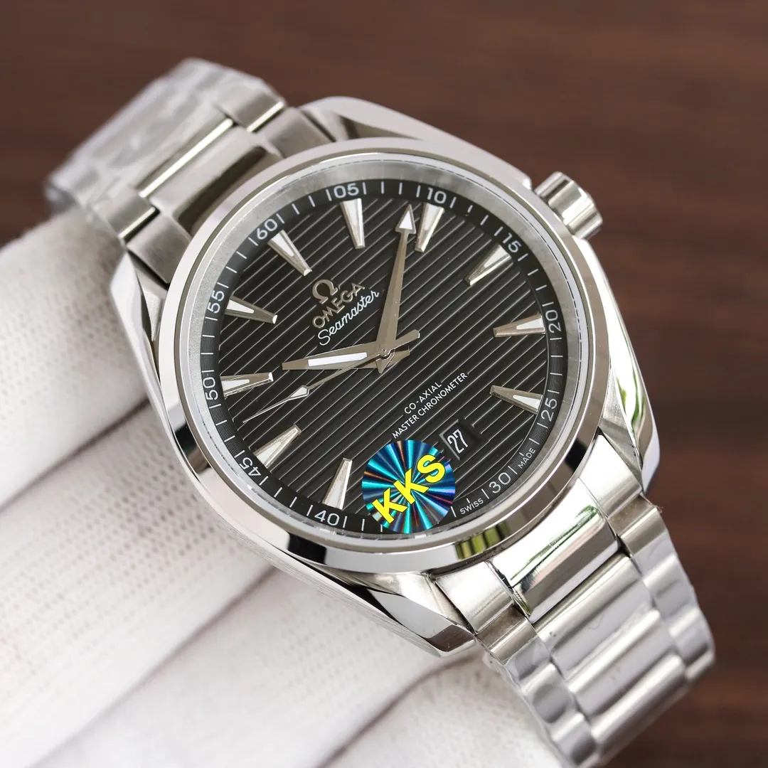 【Top replica】💰2400! The Omega Seamaster Aqua Terra 150-meter watch is perfectly performed with an exquisite original synchronous movement deck rotor. [Movement] The manufacturer exclusively strives to create an original detailed synchronous movement deck. It has mature technology, fine workmanship, and professional matching with zero repairs. It is equipped with a replica of the genuine Omega 8800 movement. It has accurate travel time, long-lasting durability, and is perfectly close to the original. [Case] 316L stainless steel case Top factory production technology, pursuit of perfection in details, beautiful case curvature, original consistent 41.5mm diameter, curved dial, deep waterproof, scratch-resistant sapphire glass mirror, suitable for diving and swimming🏊🏻 [Bracelet] Made of 316L stainless steel bracelet, each section is carefully polished, equipped with an original folding clasp of the same material. The details are synchronized and authentic. Added Italian original tape and original buckle! ⚠️Please look for the exclusive KKS details and reproduce the product. The KKS exclusive quality code is 80456374. Welcome to compare the quality.