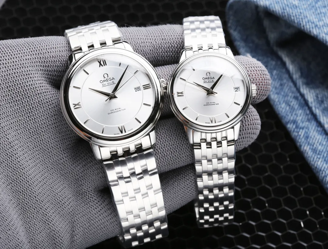 [High-end replica] 💰1520 each! Omega-De Ville Series-Couple Watches! Genuine mold opening, 👏The lettering is the same as the original product with sun pattern, the curved surface is upgraded to high-definition arched double sapphire glass (clearer display, anti-scratch) 👏The back of the steel belt is also synchronized with the original laser product batch number! It took 9 months to make many corrections and upgrades to create a 1:1 shell model, striving for perfection! The diameter of men's wear is 39.5mm, and the diameter of women's wear is 32.7mm👏! The style adopts the original Citizen 8215® movement, which vibrates 28,800 times per hour, and has zero repair quality. ✅The style is matched with Italian cowhide to make the wrist more comfortable and comfortable. 🗣The strap/buckle is engraved with the classic "OMEGA" logo, which is generous and classy. Real shot🔰Please pay attention to the details!