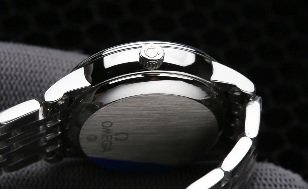 [High-end replica] 💰1520 each! Omega-De Ville Series-Couple Watches! Genuine mold opening, 👏The lettering is the same as the original product with sun pattern, the curved surface is upgraded to high-definition arched double sapphire glass (clearer display, anti-scratch) 👏The back of the steel belt is also synchronized with the original laser product batch number! It took 9 months to make many corrections and upgrades to create a 1:1 shell model, striving for perfection! The diameter of men's wear is 39.5mm, and the diameter of women's wear is 32.7mm👏! The style adopts the original Citizen 8215® movement, which vibrates 28,800 times per hour, and has zero repair quality. ✅The style is matched with Italian cowhide to make the wrist more comfortable and comfortable. 🗣The strap/buckle is engraved with the classic "OMEGA" logo, which is generous and classy. Real shot🔰Please pay attention to the details!