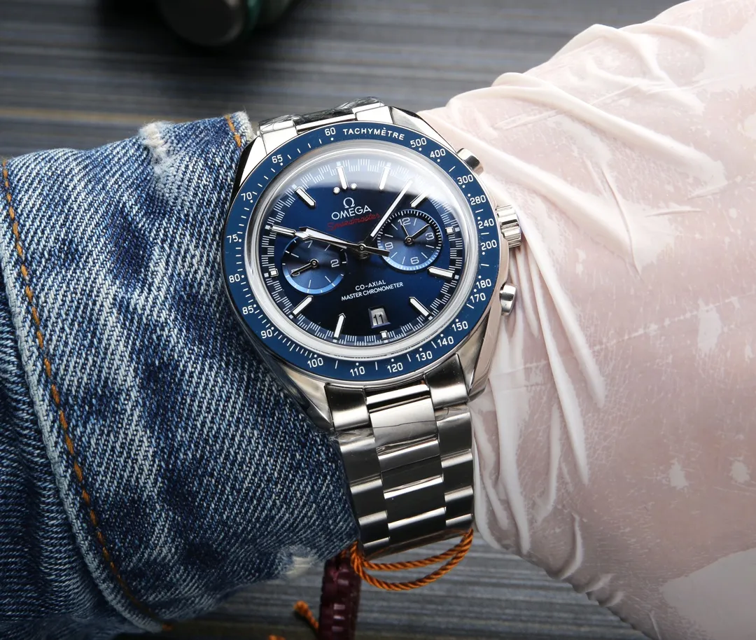 【High-end replica】💰1760! The new Omega Speedmaster racing watch is released. This watch uses a 42mm stainless steel case and a 904L bracelet, with a black ceramic bezel ring. The original model is re-engraved and equipped with an imported mechanical fully automatic movement, truly achieving zero repairs. Lug distance: 20mm Bracelet: Cowhide strap (stainless steel strap) Case: Stainless steel case Mirror: Arc-shaped double-sided anti-reflective and wear-resistant glass mirror Waterproof performance: 20 atmospheres (200 meters)