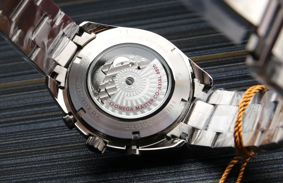 【High-end replica】💰1760! The new Omega Speedmaster racing watch is released. This watch uses a 42mm stainless steel case and a 904L bracelet, with a black ceramic bezel ring. The original model is re-engraved and equipped with an imported mechanical fully automatic movement, truly achieving zero repairs. Lug distance: 20mm Bracelet: Cowhide strap (stainless steel strap) Case: Stainless steel case Mirror: Arc-shaped double-sided anti-reflective and wear-resistant glass mirror Waterproof performance: 20 atmospheres (200 meters)