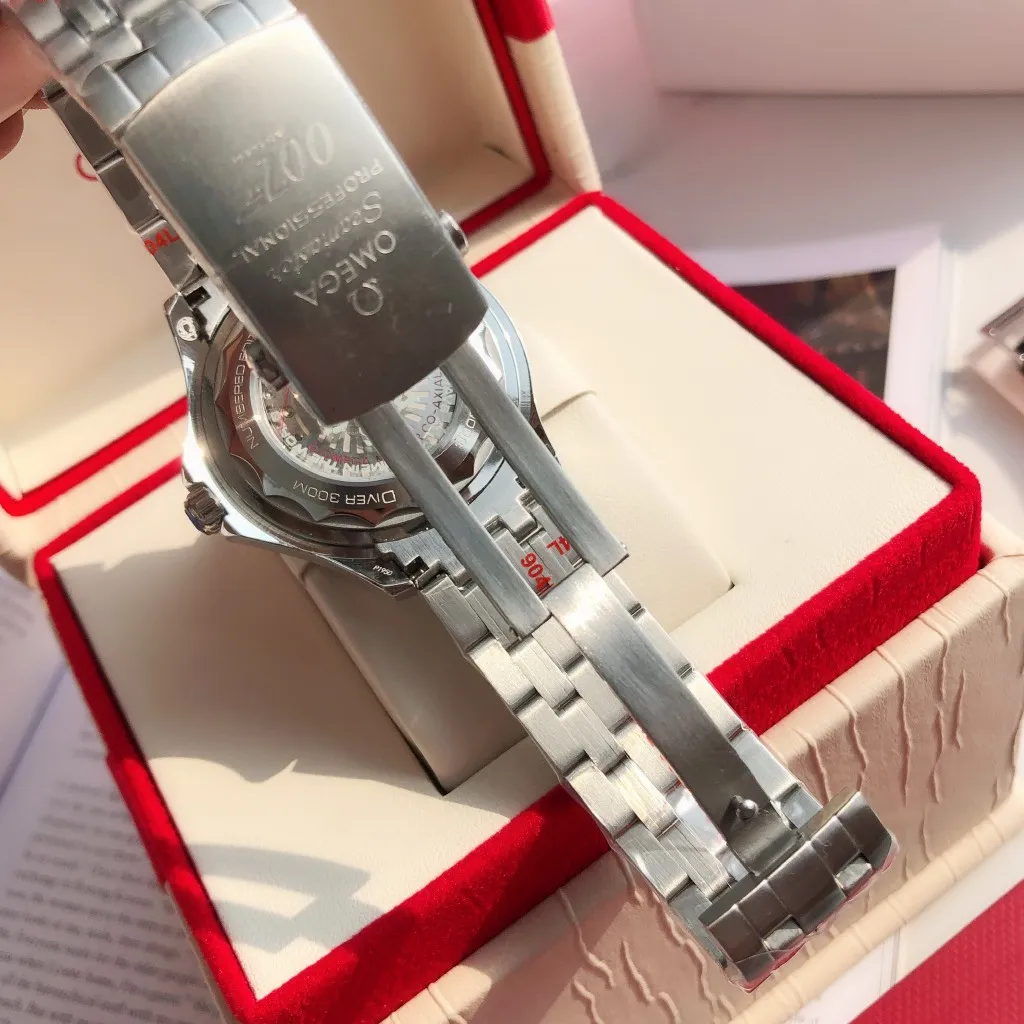 【High-end replica】💰1240! 【Customized all-in-one machine】💰1920! Omega Seamaster 007 and Commemorative Edition Seamaster series are being upgraded and upgraded🔥 The new Seamaster Commemorative Edition 007 series watches have arrived🎉According to official synchronization and in-depth analysis of the original details! Always adhering to the practical value, there is no best, only better upgrade concept, bringing the entire series of Omega Seamaster watches with the new Citizen movement to the top again! [Movement] Equipped with 💯 brand new imported 9015 all-in-one automatic mechanical movement, original see-through design, 0️⃣repair, accurate running time, strong practicality [Case] ​​Made of 316L fine steel case, equipped with the same level of original one-way rotating timing ring [Bracelet] 316 fine steel five-bead bracelet, solid material and stable texture. The actual picture is a customized all-in-one machine!