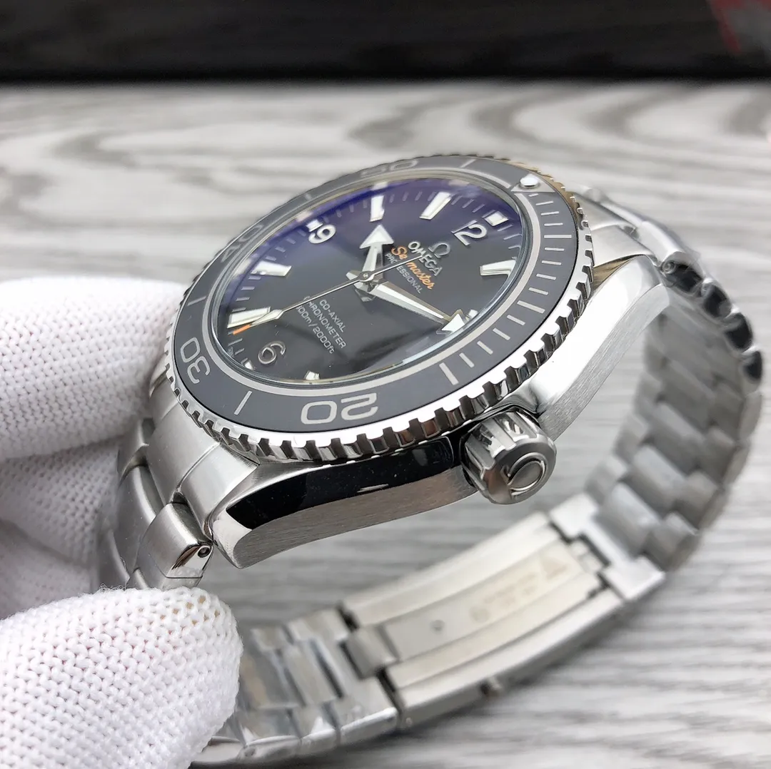 OMEGA 🎮B28 Seamaster Series Special 232.32.42.21.01.003 600-meter diving watch rubber strap model arrives in full color, SJ exclusive quality, ceramic bezel is unique to the entire network, Citizen movement is repaired internally, and the external repair details are synchronized with the original [Movement] Equipped with 💯 brand new automatic mechanical movement, original see-through design, corrected movement top, 0️⃣ repair, accurate running time, strong practicality [Case] Made of 316L stainless steel case 🎮The entire network's exclusive vacuum furnace gold plating, equipped with the only original ceramic one-way rotating timing ring in its class [Bracelet] The official synchronized rubber strap of the Seamaster 600-meter diving watch or the 316 stainless steel five-bead bracelet is optional. The steel chain is matched with the only original push-pull adjustable buckle in its class. 🎮 Sanjie exquisitely recommends men’s mechanical watches. SJ carefully selects ultra-realistic photos for you.