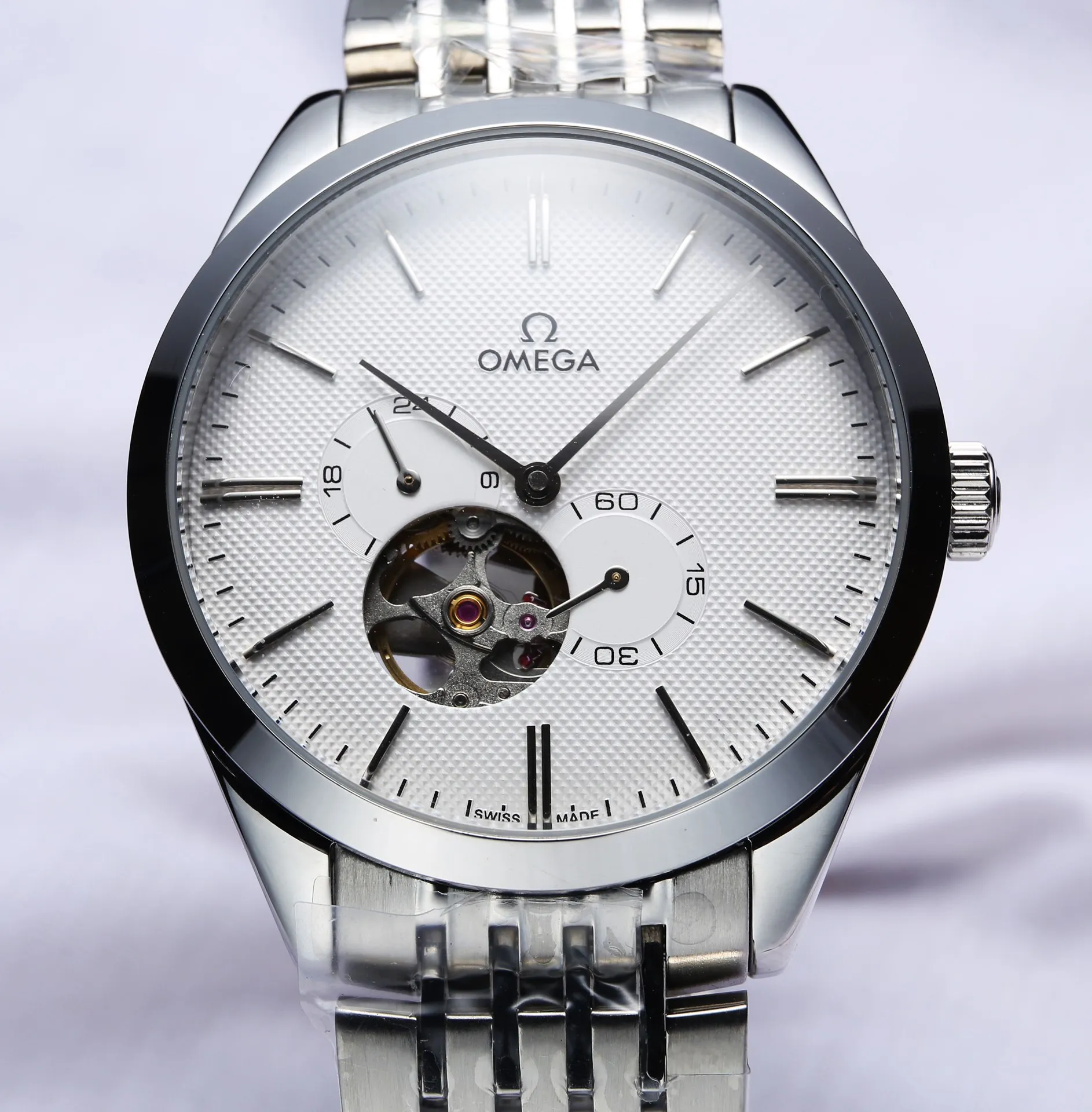 Omega - OMEGA's latest recommendation, equipped with a customized version of the original imported 82s7 movement (0 repairs and 0 after-sales), 9-digit 24-hour display, 5-digit small seconds design, 7-digit hollow window, the movement of the movement can be seen at a glance. It can store power for over 48 hours and is waterproof to a depth of 50 meters. [Case]: 316 fine steel (high-quality workmanship), top CNC cutting technology strives for perfect shell shape [Watch strap]: Italian imported cowhide strap/stainless steel bracelet [Movement]: imported 82s7 fully automatic mechanical movement (stable running time) [Glass]: advanced reinforced coated mirror [Size]: diameter 40mm, thickness 12mm (focus on original new machines) Focus is an attitude, produced by JH!