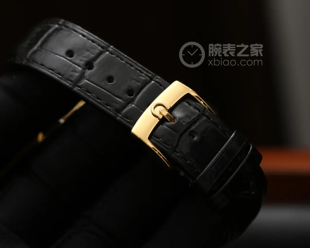 【Foreign trade import】💰3700! Omega (Classic Moon Phase🔥. Classic Watch Moon Phase Series) [Type] Adhering to Omega's consistent tradition 🎉🎉More aesthetically combined with the 6-digit calendar and the sun and moon astrology that are popular among watch friends. Whether it is the classic and timeless dial design🎉🎉 or the cool polygonal lines carved from stainless steel or rose gold are no exception. [Movement] It also uses the Swiss ETA2824-3 movement. [Watch strap] Italian calfskin, original pin buckle [Material] Made of sapphire mirror (function 6-digit calendar and large moon phase) [Size] Table diameter 40mm, thickness 10mm. Welcome to reprint! !