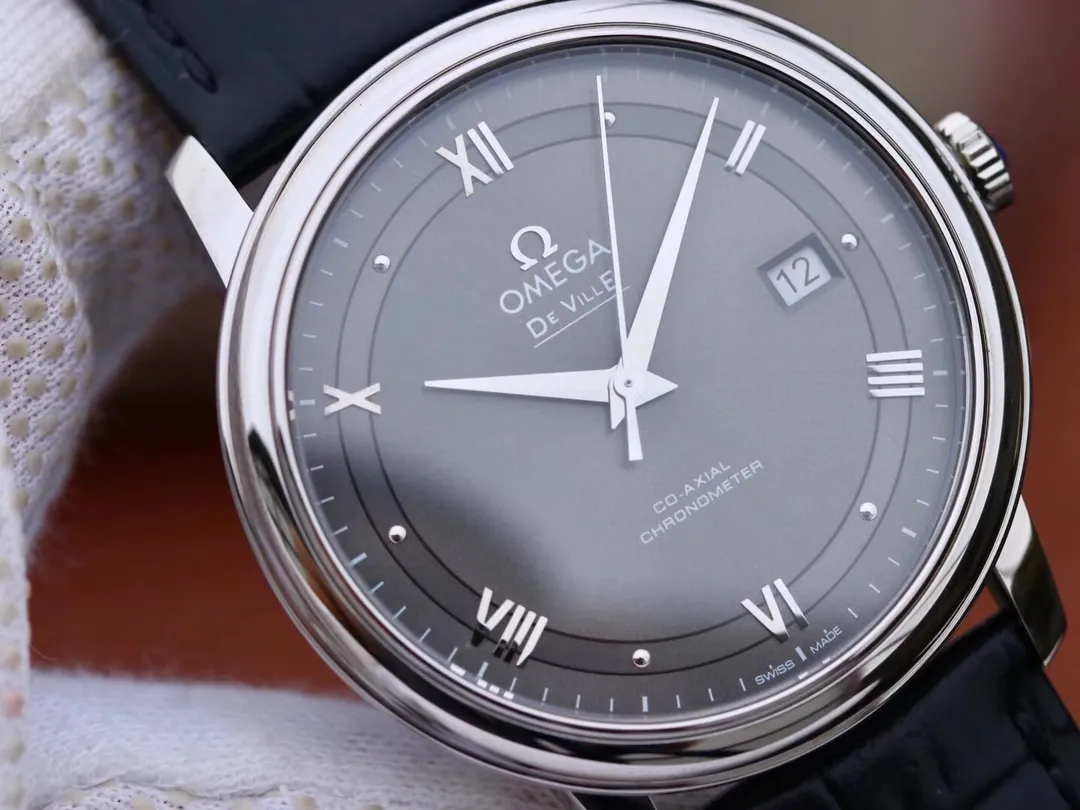 【Customized all-in-one machine】💰1720! Omega’s new De Ville is a replica of the most powerful Omega De Ville watch in history. The elegant and slim appearance, combined with the simple and elegant design, captures every detail and perfectly interprets the classic charm of the original elegant business. [Details of the masterpiece] The size of the watch is 39.5 mm x 10 mm. The literal scales and hands all inherit the original craftsmanship. They are first polished and then rhodium-plated to ensure permanent luster and amazing temperament. [Details of the masterpiece] The Omega resistor LOGO on the plate is well-curved, and the edges are chamfered naturally. It seems small and exquisite, not worth mentioning, but in fact the craftsmanship is complicated and contains a lot of things. [Details of a masterpiece] The brushing process of the bottom cover is consistent with the original product, and the position and details of the embossed logo are of the highest quality in the market. [Innovative move] It adopts the super stable imported Citizen 9015 integrated movement, truly achieving zero repair.