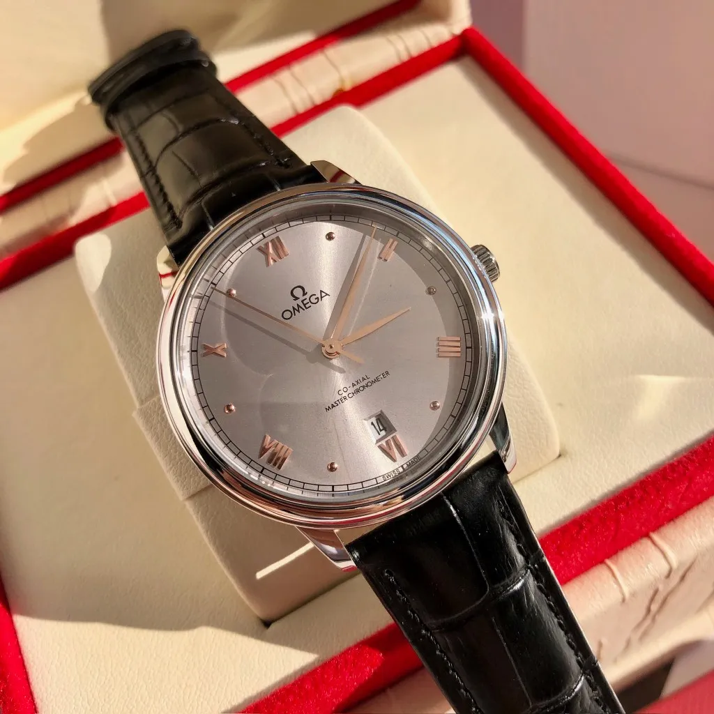 【Customized all-in-one machine】💰1720! Omega De Ville's 2023 blockbuster new product - the third-generation De Ville series men's watch [casual, simple, classic and popular] the De Ville series once again refreshes its appearance and is consistent with the essence of the original. It is different from the second-generation De Ville updated in the same year. It adopts the same transparent bottom design as the original. On the basis of matching the imported Citizen movement, the original top is modified, which is perfect and as close to the genuine product as possible. [Movement] Equipped with the zero-repair 💯 brand-new Citizen 9015 all-in-one automatic mechanical movement, accurate travel time, long-lasting durability, and highly recognized by watch friends [Case] 316L stainless steel case, modified and beautiful body. The bottom cover is embossed according to the original synchronized track literal, 39.5mm shell size, adhering to the same original details. Curved dial, deep waterproof, scratch-resistant sapphire glass [Bracelet] Using 316L stainless steel bracelet Optional with original folding stretch clasp or calfskin strap of the same material