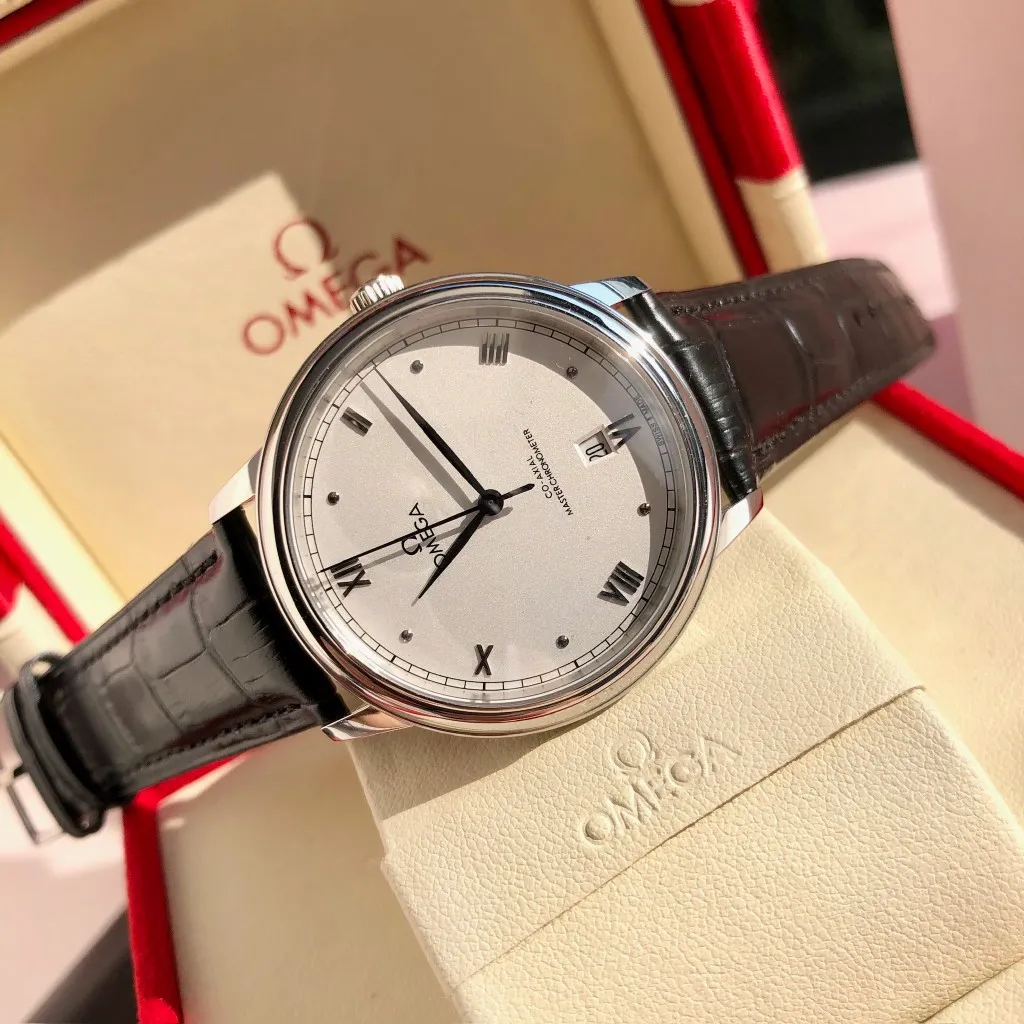 【Customized all-in-one machine】💰1720! Omega De Ville's 2023 blockbuster new product - the third-generation De Ville series men's watch [casual, simple, classic and popular] the De Ville series once again refreshes its appearance and is consistent with the essence of the original. It is different from the second-generation De Ville updated in the same year. It adopts the same transparent bottom design as the original. On the basis of matching the imported Citizen movement, the original top is modified, which is perfect and as close to the genuine product as possible. [Movement] Equipped with the zero-repair 💯 brand-new Citizen 9015 all-in-one automatic mechanical movement, accurate travel time, long-lasting durability, and highly recognized by watch friends [Case] 316L stainless steel case, modified and beautiful body. The bottom cover is embossed according to the original synchronized track literal, 39.5mm shell size, adhering to the same original details. Curved dial, deep waterproof, scratch-resistant sapphire glass [Bracelet] Using 316L stainless steel bracelet Optional with original folding stretch clasp or calfskin strap of the same material