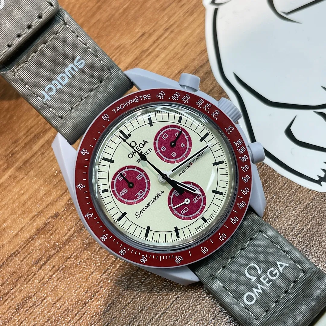 [Original order quality] 💰700! 【Purchasing quality】💰1160! Omega co-branded Swatch, the top version on the market, made of real bioceramic material! Distinguish low-end products in the market! OMEGAxSWATCH Omega x Swatch joint model BIOCERAMIC MOONSWATCH joint watch, this series of watches has a total of 11 models, all named after planetary bodies. They are: Mission to the Sun (gold) Mission to Mercury (dark gray) Mission to Venus (pink) Mission to Earth (blue) Mission to the Moon (black) Mission to Mars (white) Mission to Jupiter (bronze) Mission to Saturn (beige) Mission to Uranus (light blue) Mission to Neptune (dark blue) Mission to Pluto (grey) Each one represents the characteristics of a different planet and uses its elements to decorate the dial, making people want to collect the entire series at once.  Swiss quartz machine, size 42mm. The Velcro strap is waterproof and easy to wear. It is worth buying. It can be collected and given as a gift. It has 11 colors and represents the 11 planets in the universe. The colors are bright and this summer accessory is a must-have!