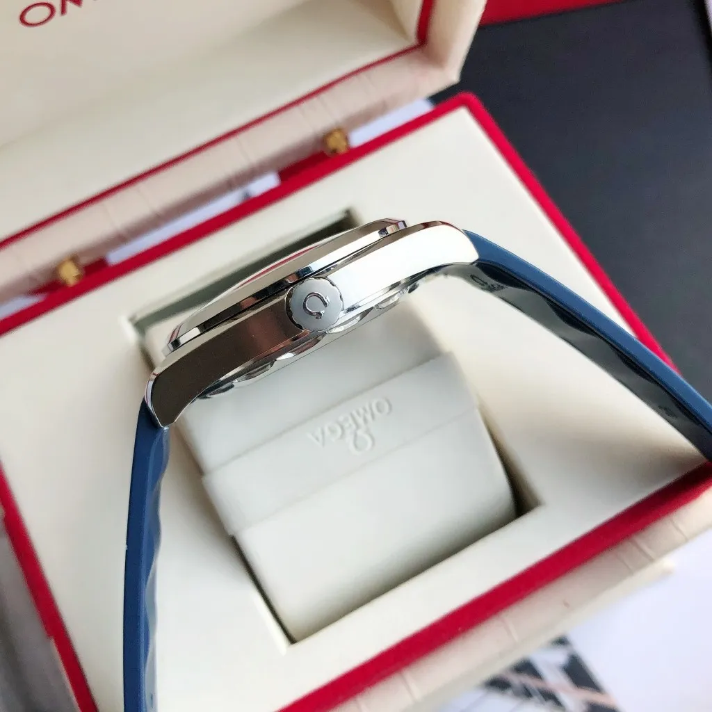 【Customized all-in-one machine】💰1720! Omega Seamaster 150-meter watch [Ocean charm, classic hot model] The classic and timeless design is very characteristic of the Omega brand [Movement] Equipped with the imported brand new Citizen 9015 all-in-one automatic mechanical movement, accurate travel time and long-lasting, highly recognized by watch friends [Case] 316L stainless steel case, modified and beautiful body, original consistent 41.5mm diameter, curved dial, depth waterproof to 200 meters [Bracelet] imported rubber strap Equipped with the original folding clasp of the same material, the details are synchronized with the original product ⚠️Please look for the exclusive quality produced by GD