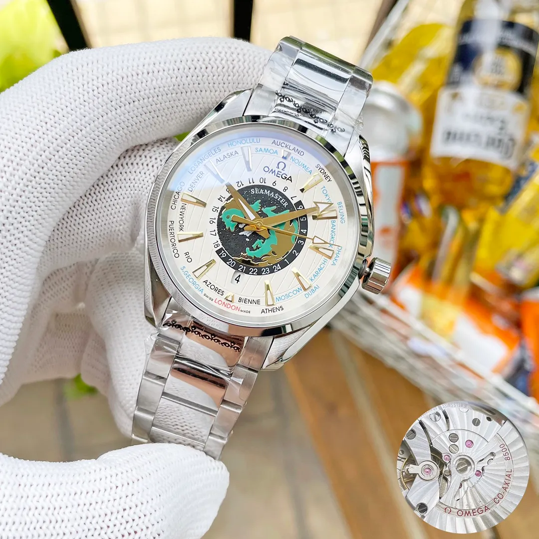 【High-end replica】💰1240! Customized all-in-one machine 💰1720! The Omega Seamaster World Ocean Series Aqua Terra 150 Meter Series world time watch became popular all over the world as soon as it came out. Today, exquisite watchmaking craftsmanship and attention to detail are inherited in newly launched watches, and more eye-catching craftsmanship and design elements are incorporated. The dial adopts Aqua Terra’s classic vertical teak texture, surrounded by different cities around the world. The 43mm case is equipped with an imported fully automatic mechanical movement. There is a new inner dial in the center of the dial. The grade 5 titanium plate shows an image of the earth overlooking the North Pole. The blue ocean is engraved with laser ablation technology, and the outline of the land is outlined in relief.