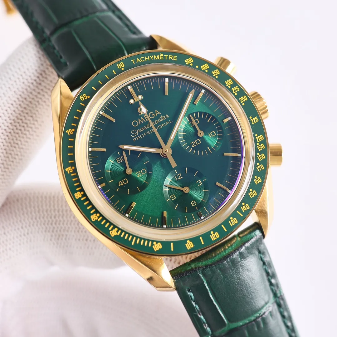 Omega OMEGA Speedmaster series 310.63.42.50.10.001 all-gold green plate - Green Gold OB2 is equipped with Omega's new generation 3861 manual chronograph movement, coaxial escapement, silicon hairspring, Master Chronometer certification, high anti-magnetic. The design of Green Gold is inspired by the style of the fourth generation Speedmaster watch. The case diameter is 42 mm and is made of Moonshine The stepped dial is made of 18K gold and treated with classic green PVD, showing a sun-ray polished effect, and the hands continue the lunar pointer style. The green ceramic bezel is decorated with a tachymeter scale made of OMEGA Ceragold technology, and has the iconic Dot over 90 of the early Speedmaster watches. Only green is crisp and crisp, with high plasticity, lighter and lively and fresh, and darker and low-key and restrained.