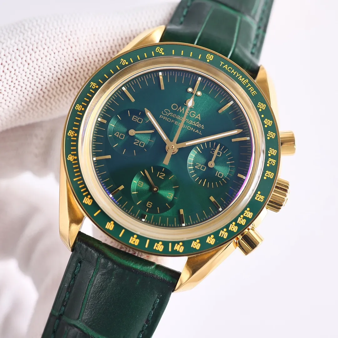 Omega OMEGA Speedmaster series 310.63.42.50.10.001 all-gold green plate - Green Gold OB2 is equipped with Omega's new generation 3861 manual chronograph movement, coaxial escapement, silicon hairspring, Master Chronometer certification, high anti-magnetic. The design of Green Gold is inspired by the style of the fourth generation Speedmaster watch. The case diameter is 42 mm and is made of Moonshine The stepped dial is made of 18K gold and treated with classic green PVD, showing a sun-ray polished effect, and the hands continue the lunar pointer style. The green ceramic bezel is decorated with a tachymeter scale made of OMEGA Ceragold technology, and has the iconic Dot over 90 of the early Speedmaster watches. Only green is crisp and crisp, with high plasticity, lighter and lively and fresh, and darker and low-key and restrained.