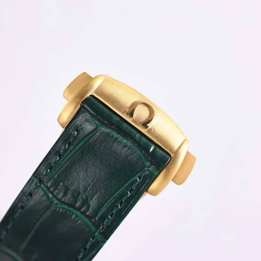 Omega OMEGA Speedmaster series 310.63.42.50.10.001 all-gold green plate - Green Gold OB2 is equipped with Omega's new generation 3861 manual chronograph movement, coaxial escapement, silicon hairspring, Master Chronometer certification, high anti-magnetic. The design of Green Gold is inspired by the style of the fourth generation Speedmaster watch. The case diameter is 42 mm and is made of Moonshine The stepped dial is made of 18K gold and treated with classic green PVD, showing a sun-ray polished effect, and the hands continue the lunar pointer style. The green ceramic bezel is decorated with a tachymeter scale made of OMEGA Ceragold technology, and has the iconic Dot over 90 of the early Speedmaster watches. Only green is crisp and crisp, with high plasticity, lighter and lively and fresh, and darker and low-key and restrained.