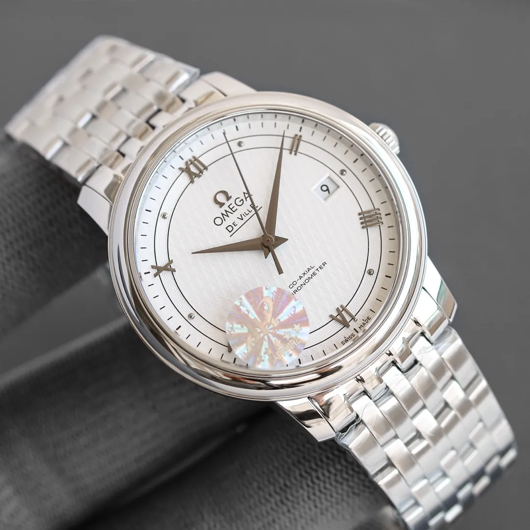 TW Taiwan Factory💰1720! Omega butterfly series watch. The elegant and slim appearance, combined with the simple and elegant design, captures every detail and perfectly interprets the classic charm of the original elegant business. [Details of the masterpiece] The size of the watch is 39.5 mm x 10 mm. The literal scales and hands all inherit the original craftsmanship. They are first polished and then rhodium-plated to ensure permanent luster and amazing temperament. [Details of the masterpiece] The Omega resistor LOGO on the plate is well-curved, and the edges are chamfered naturally. It seems small and exquisite, not worth mentioning, but in fact the craftsmanship is complicated and contains a lot of things. [Innovative move] Using the super stable Japanese 9015 movement, it truly achieves zero repairs. ⚠️Please look for exclusive quality