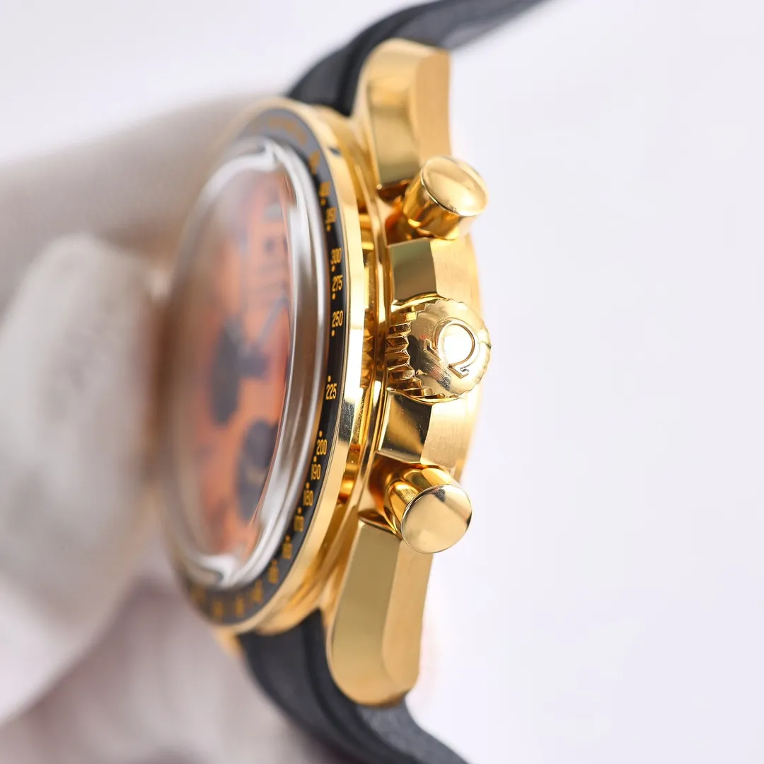 Omega Speedmaster 310.62.42.50.99.001 Gold Speedmaster OB2 is equipped with Omega's new generation 3861 manual chronograph movement, coaxial escapement, silicon hairspring, Master Chronometer certification, and high anti-magnetic. The design of this moon watch is inspired by the style of the fourth generation Speedmaster watch. The case diameter is 42 mm. The watch is equipped with an integrated black rubber strap and uses Moonshine Made of 18K gold, the color is elegant and timeless. It is equipped with a Moonshine 18K gold stepped dial, showing a sun-ray polished effect. The small dials and hour markers are blackened. The black ceramic bezel is decorated with a tachymeter scale made of OMEGA Ceragold technology, and has the iconic Dot Over Ninety of the early Speedmaster watch. It uses new materials to pay tribute to the Speedmaster’s glorious history of landing on the moon.