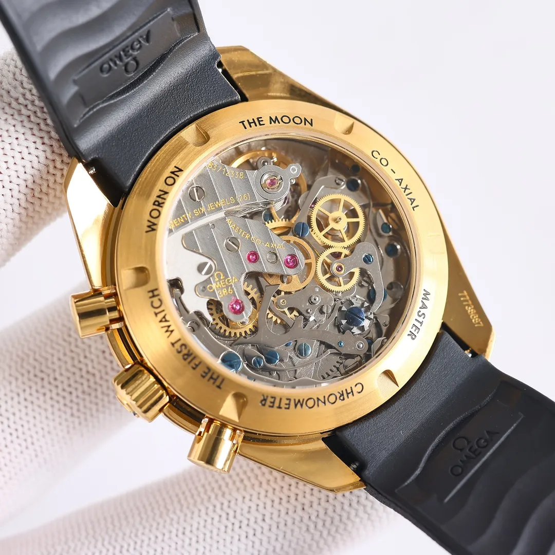 Omega Speedmaster 310.62.42.50.99.001 Gold Speedmaster OB2 is equipped with Omega's new generation 3861 manual chronograph movement, coaxial escapement, silicon hairspring, Master Chronometer certification, and high anti-magnetic. The design of this moon watch is inspired by the style of the fourth generation Speedmaster watch. The case diameter is 42 mm. The watch is equipped with an integrated black rubber strap and uses Moonshine Made of 18K gold, the color is elegant and timeless. It is equipped with a Moonshine 18K gold stepped dial, showing a sun-ray polished effect. The small dials and hour markers are blackened. The black ceramic bezel is decorated with a tachymeter scale made of OMEGA Ceragold technology, and has the iconic Dot Over Ninety of the early Speedmaster watch. It uses new materials to pay tribute to the Speedmaster’s glorious history of landing on the moon.