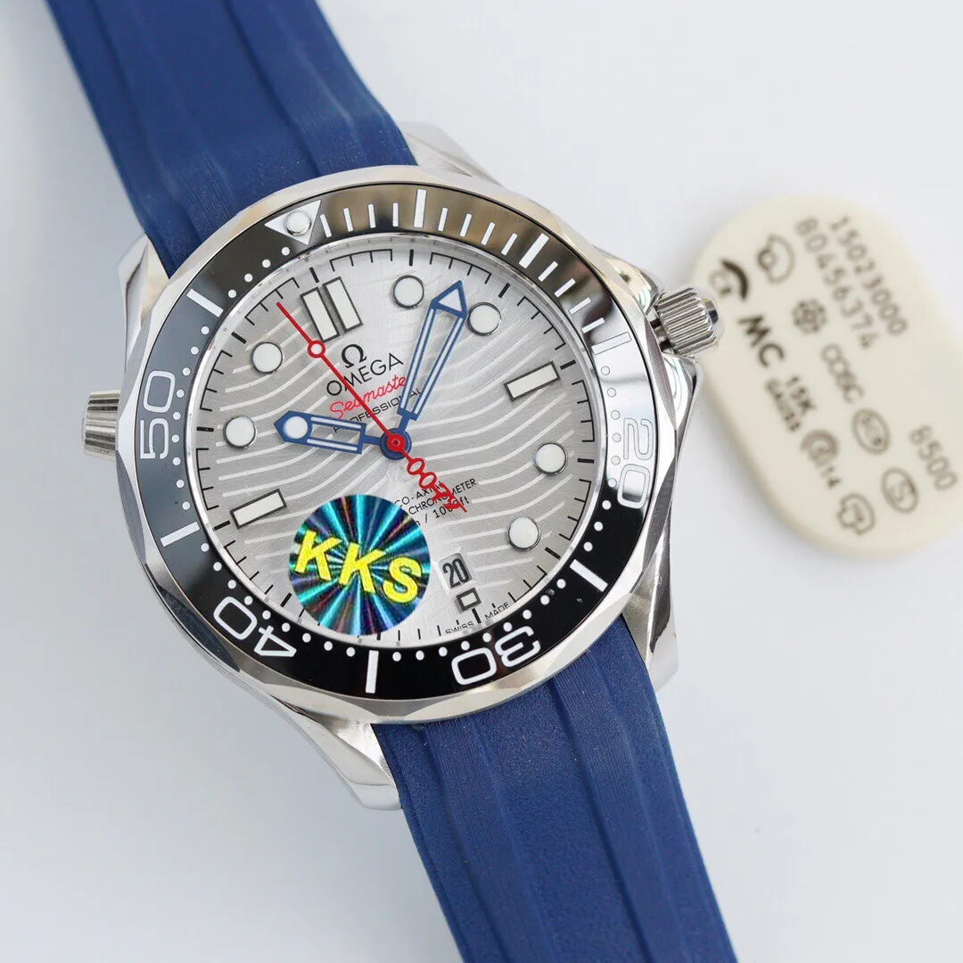 Brand new KKS factory three codes in one, unique packaging, exclusive coding, the steel strap is adjustable with a fine-tuning buckle, high-end quality, high profit, welcome to experience, 100% waterproof and swimmable. Hot model returns 🔥 Hot model returns 🔥 Hot model returns 🔥 KKS new products are launched Three codes in one, exclusive quality, exclusive packaging, always adhering to practical value, there is no best, only a better upgrade concept, pushing the entire series of Omega Seamaster watches to the top again! In 2020, the official highly recommended Seamaster series 300-meter diving watch has exclusive quality on the entire network. [Movement] Equipped with 💯 brand new Japanese original Citizen 8215 automatic mechanical movement, original see-through design, corrected movement 8500 restoration all-in-one machine, 0️⃣repair, accurate running time, strong practicality, 100% waterproof [Glass] Double-bright Sapphire shock-proof and scratch-proof glass Equipped with arched wear-resistant and scratch-resistant glass, it is three-level waterproof and can swim with confidence🏊, watch diameter 39.5/11mm [Case] Made of 316L stainless steel case, equipped with the only original ceramic one-way rotating chronograph ring in its class [Belt] The buckle is polished from 316L fine steel, imported Italian cowhide and imported frog glue to show the endless quality. It is equipped with the only original Omega stretch buckle in its class, which can be finely adjusted. It is the best value in its class. Please certify the exclusive KKS details. The KKS exclusive quality code is 80456374. Welcome to compare the quality.