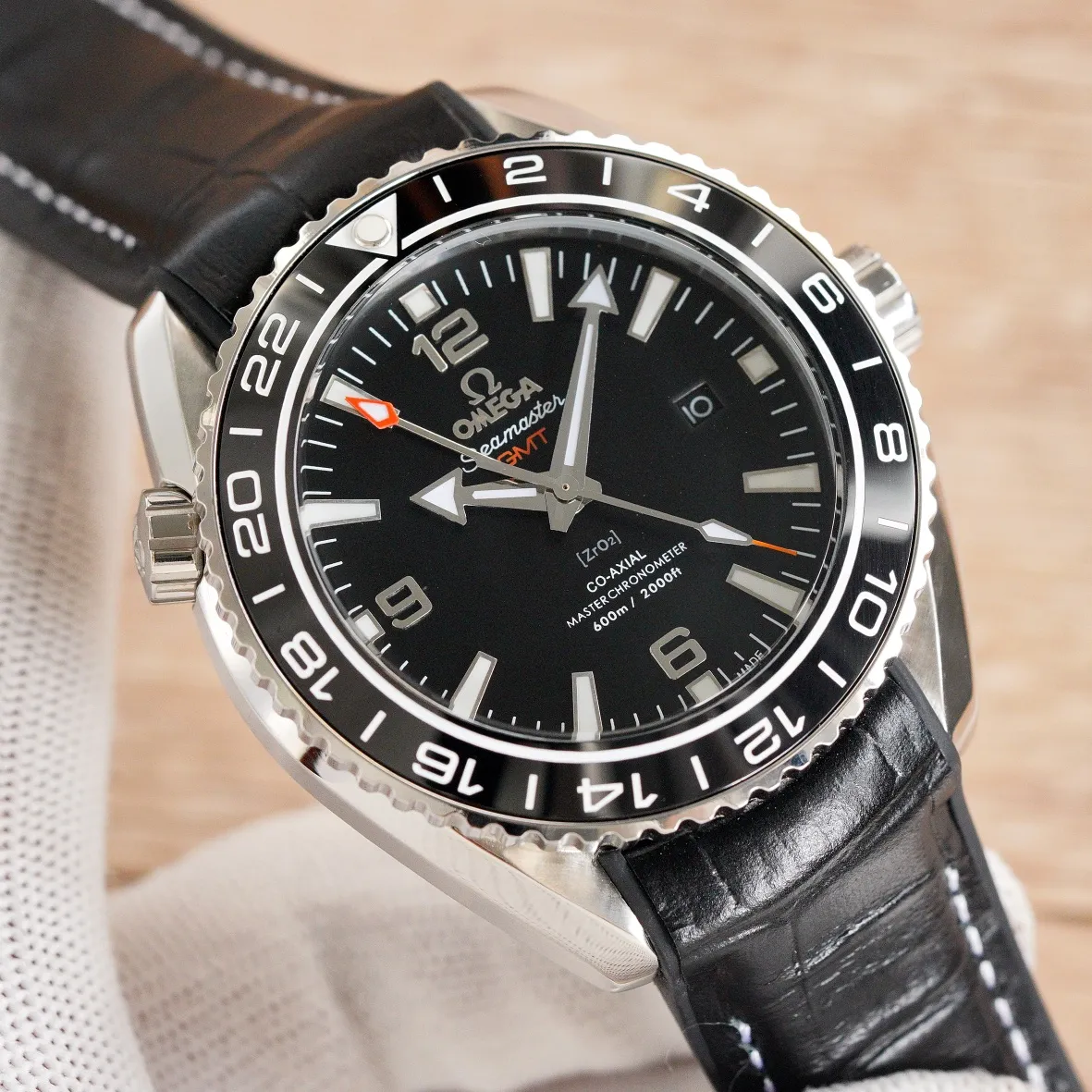 【High-end replica】💰1240! Top replica 💰Private chat! Omega Planet Ocean 600m GMT 24-hour display (can monotonic GMT function) five codes in one, warranty card, diamond card, observatory certification card, hang tag, etc. Exclusive number 87895505, exclusive quality, exclusive packaging. In 2021, the official website strongly recommends the exclusive quality of the Seamaster series 600-meter diving watch. [Model] 215.32.44.21.01.001 [Movement] Equipped with 8900/8906 automatic mechanical movement, original see-through design, corrected movement, accurate running time, strong practicality, 100% waterproof [Glass] With arched wear-resistant glass, diameter 43.5mm, thickness 15.5mm [Case] Made of 316L fine steel case, post-processed and polished, equipped with the only original one-way rotating chronograph ring with a ceramic ring in its class [Watch strap] Belt/tape/steel strap, buckle steel strap 316L fine steel brushed and polished, Italian imported cowhide with imported frog glue, steel strap with original Omega stretch buckle of the same level, fine-adjustable buckle, great value for the same level, please certify the exclusive details, the exclusive quality code is 87895505 Authentic copy-Reprint