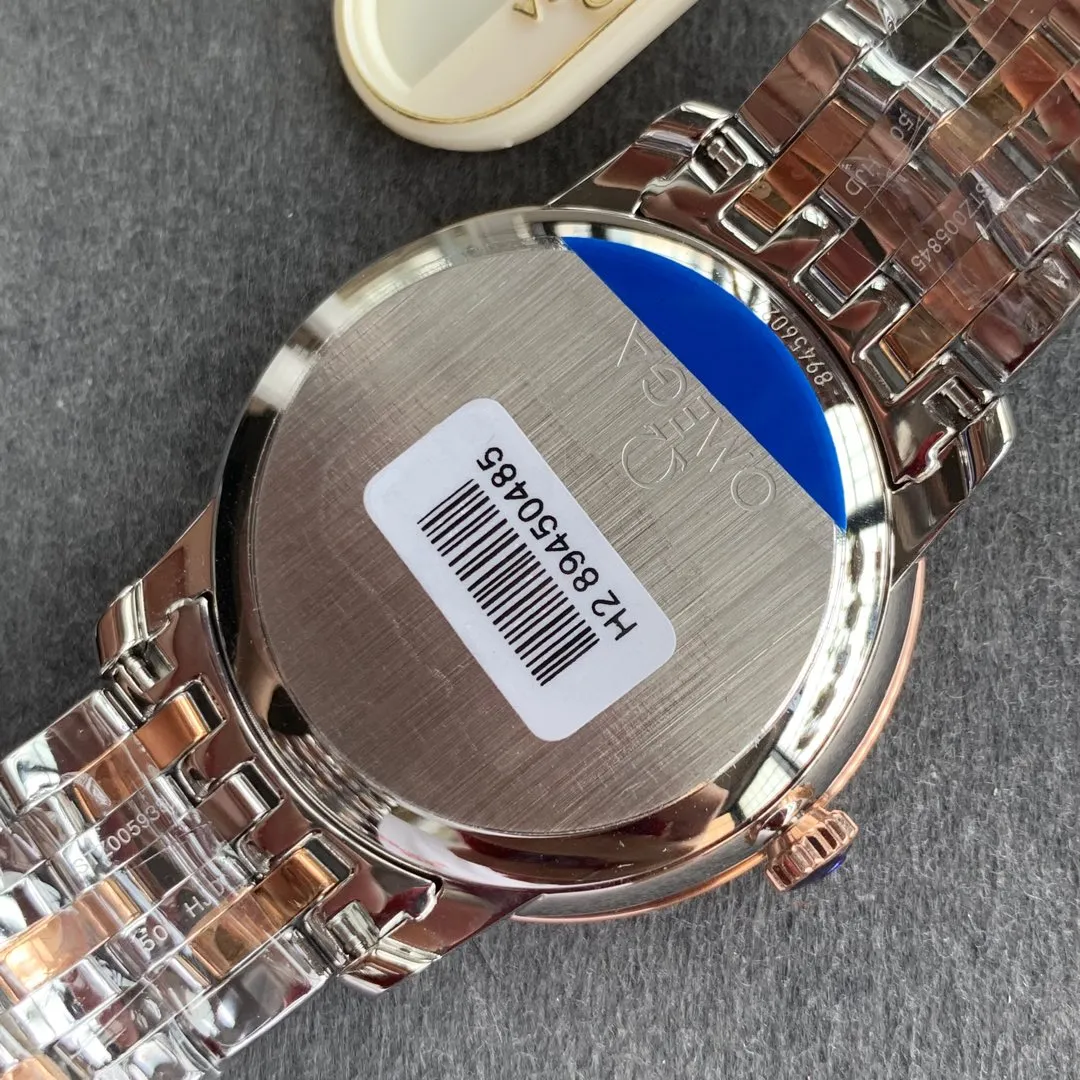 MKS Omega De Ville watch. With its elegant and slim appearance and simple and elegant design, MKS captures every detail and perfectly interprets the classic charm of the original elegant business. [Details of the masterpiece] The size of the watch is 39.5 mm x 10 mm. The literal scales and hands all inherit the original craftsmanship. They are first polished and then rhodium-plated to ensure permanent luster and amazing temperament. [Details of the masterpiece] The Omega resistor LOGO on the plate is well-curved, and the edges are chamfered naturally. It seems small and exquisite, not worth mentioning, but in fact the craftsmanship is complicated and contains a lot of things. [Innovative move] Using the super stable Japanese Miyota 9015 movement, it truly achieves zero repairs.