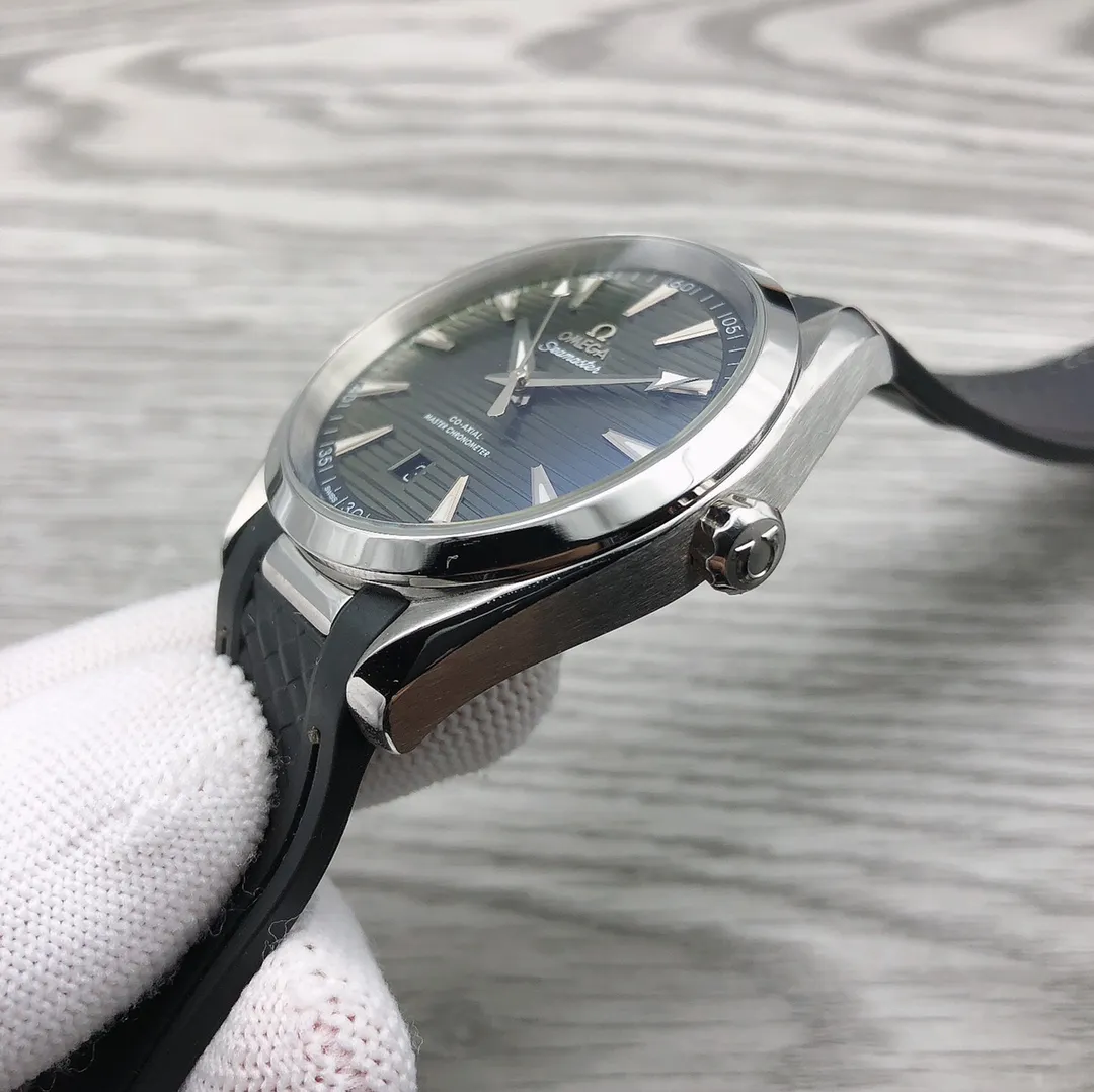 【Top replica】💰2600! OMEGA 🎮B28 Seahorse Series 220.12.41.21.02.004 Aqua Terra watch celebrates Omega’s glorious ocean legend. The symmetrical case of this 41mm watch is made of 316L stainless steel and has a corrugated edge design on the back. The horizontal “⁠⁠teak⁠wood⁠⁠” texture makes the sunray-polished dial stand out⁠⁠, and the design is inspired by the teak decks on luxury yachts⁠⁠. There is also a calendar window at 6 o'clock. The hands and hour scales are rhodium-plated. The original ones were purchased from TW in Taiwan and each accessory is molded one to one. [Black anti-magnetic balance wheel] 8900 modified deck movement The balance wheel is at the six o'clock position like the original. Moreover, the movement is stable and has strong waterproof performance. The stability of the movement is the "soul" of a watch. The advantage of the black balance wheel is that it reduces the influence of magnetic fields. 🎮In the polishing and polishing process of the overall movement mechanism, the restoration degree is more than 95% They are consistent. There is Omega’s English LOGO under the balance wheel, as well as the 8900 movement model. The size of the red gems, screws, and holes are more than 98% close to the original ones. The automatic rotor is wound up in two directions, with high efficiency and stability. The overall effect can be said to be impeccable. Everything is taken care of in terms of accessories. All VS original accessories can be used with the original handle, headpiece, inner cover and other accessories. Every detail is meticulously done, and the effect is very good. It looks elegant and decent when worn for business work, and full of vitality and masculinity when worn for leisure sports. Fine workmanship, high quality and low price. Please look for the exclusive quality 🎮Sanjie exquisitely recommends men’s mechanical watches. SJ carefully creates ultra-realistic photo shoots for you.