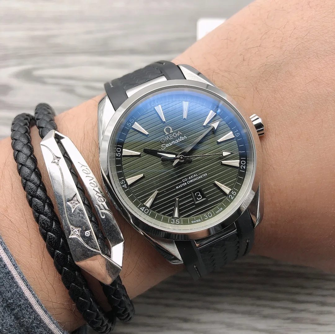 【Top replica】💰2600! OMEGA 🎮B28 Seahorse Series 220.12.41.21.02.004 Aqua Terra watch celebrates Omega’s glorious ocean legend. The symmetrical case of this 41mm watch is made of 316L stainless steel and has a corrugated edge design on the back. The horizontal “⁠⁠teak⁠wood⁠⁠” texture makes the sunray-polished dial stand out⁠⁠, and the design is inspired by the teak decks on luxury yachts⁠⁠. There is also a calendar window at 6 o'clock. The hands and hour scales are rhodium-plated. The original ones were purchased from TW in Taiwan and each accessory is molded one to one. [Black anti-magnetic balance wheel] 8900 modified deck movement The balance wheel is at the six o'clock position like the original. Moreover, the movement is stable and has strong waterproof performance. The stability of the movement is the "soul" of a watch. The advantage of the black balance wheel is that it reduces the influence of magnetic fields. 🎮In the polishing and polishing process of the overall movement mechanism, the restoration degree is more than 95% They are consistent. There is Omega’s English LOGO under the balance wheel, as well as the 8900 movement model. The size of the red gems, screws, and holes are more than 98% close to the original ones. The automatic rotor is wound up in two directions, with high efficiency and stability. The overall effect can be said to be impeccable. Everything is taken care of in terms of accessories. All VS original accessories can be used with the original handle, headpiece, inner cover and other accessories. Every detail is meticulously done, and the effect is very good. It looks elegant and decent when worn for business work, and full of vitality and masculinity when worn for leisure sports. Fine workmanship, high quality and low price. Please look for the exclusive quality 🎮Sanjie exquisitely recommends men’s mechanical watches. SJ carefully creates ultra-realistic photo shoots for you.