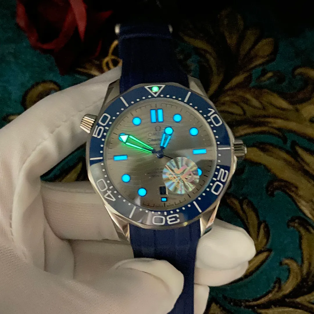 The OMEGA Seamaster 300 series has won the hearts of many people with its unique design and excellent performance. The watch inherits the glorious marine legend. Combining artistic innovation with current design concepts. Brand: OMEGA Series: Seamaster Diving 300 Meter Ocean Watch Movement: 8800 Strap: Nine-bead steel strap and rubber strap (1:1) Size: 42mm13mm Material: 316 stainless steel