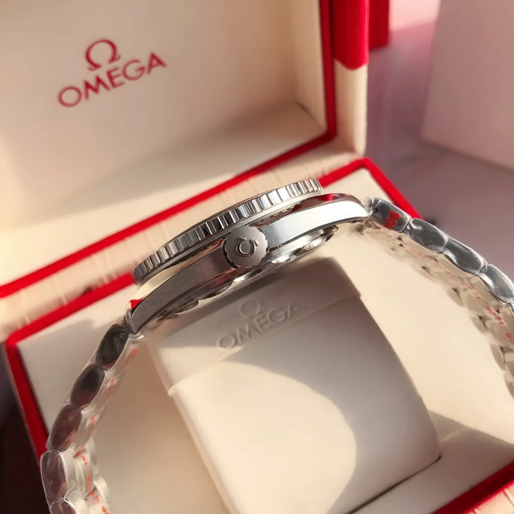 【High-end replica】💰1240! 【Customized all-in-one machine】💰1760! The 2023 new upgraded Omega Seamaster 600-meter diving watch rubber strap model has arrived in full color. The ceramic bezel is unique to the whole network. The internal repair is the Citizen 9015 all-in-one mechanical movement, and the external repair details are synchronized with the original ones. [Movement] Equipped with 💯 Brand new Japanese original Citizen 9015 automatic mechanical movement, original see-through design, corrected movement rotor, 0️⃣repair, accurate timing, strong practicality [Case] Made of 316L stainless steel, with gold plating in the exclusive vacuum furnace on the entire network, equipped with the only original ceramic one-way rotating chronograph ring in its class [Bracelet] The official synchronous rubber strap or 316 stainless steel five-bead bracelet of the Seamaster 600-meter diving watch is optional! This picture shows the quality of a customized all-in-one machine!