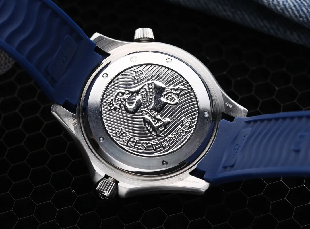 【High-end replica】💰1720! OMEGA’s latest launch is the Seamaster, super luminous, and 9-digit true moon phase. It adopts an imported fully automatic mechanical movement to achieve zero repairs, can store power for over 48 hours, and is waterproof to a depth of up to 50 meters. [Case]: 316 fine steel (high quality workmanship) [Strap]: Imported tape/top 316 fine steel [Movement]: Imported Citizen 8215 fully automatic mechanical movement (stable running time) [Glass]: Advanced strengthened coated mirror [Size]: Diameter 41mm, thickness 13mm