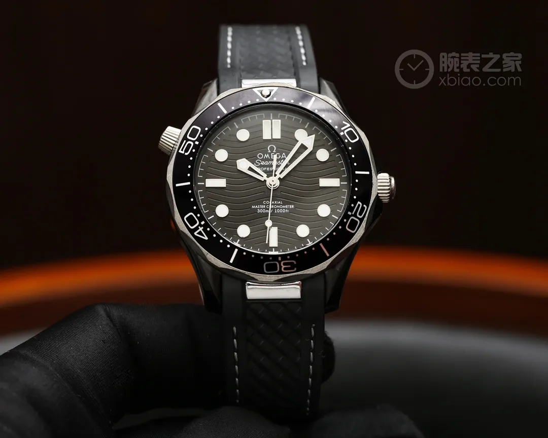 【Foreign trade import】💰1200! Omega has begun to explore the secrets of the deep sea. In 1932, the Omega Marine watch was tested at a depth of 73 meters in Lake Geneva and became a professional commercially available diving watch. In 1993, the Omega Seamaster 300-meter professional diving watch was born, becoming a truly classic diving watch masterpiece. Today, the new Omega Seamaster 300-meter Coaxial Master Diving Watch is the sports watch of choice for many watch enthusiasts. Its technological innovation and modern design concepts make it a professional and fashionable wrist timepiece. (Watch model: 210.22.44.51.03.001) ⚠️Features: The Omega Seamaster 300-meter watch has always been loved by everyone. This year, Omega launched the Seamaster 300-meter chronograph watch, with a total of 9 models in different colors. These new masterpieces not only change in appearance, the movement is equipped with a new automatic watch movement, this Omega’s latest coaxial master!  ⚠️ [Latest bar picture] In an era when a new generation of watch friends pursue multi-function and zero repairs - Haima officially recommends the 300-meter series coaxial • Ultimate🌹👉👉 [Classic hot model to create greater glory] 🔥Brand: Omega (return of noble quality and ultimate product) [2020 hot model] Type: Fine men's watch (top-level) [Haima series] Strap: Imported rubber/316L stainless steel strap (comfortable) [big factory case] Movement: top mechanical movement (stable) 8800 see-through Material: mineral super strong mirror (wear-resistant) embossed essence, vast atmosphere, ingenuity, wrist treasure Size: 42mm diameter, 12mm thick, hot sale! Welcome to reprint! Watch summary: Today, the Omega Seamaster series is one of the brand’s most popular series. This series has a highly recognizable appearance design and an accurate movement! Welcome to taste! ——Welcome to forward!