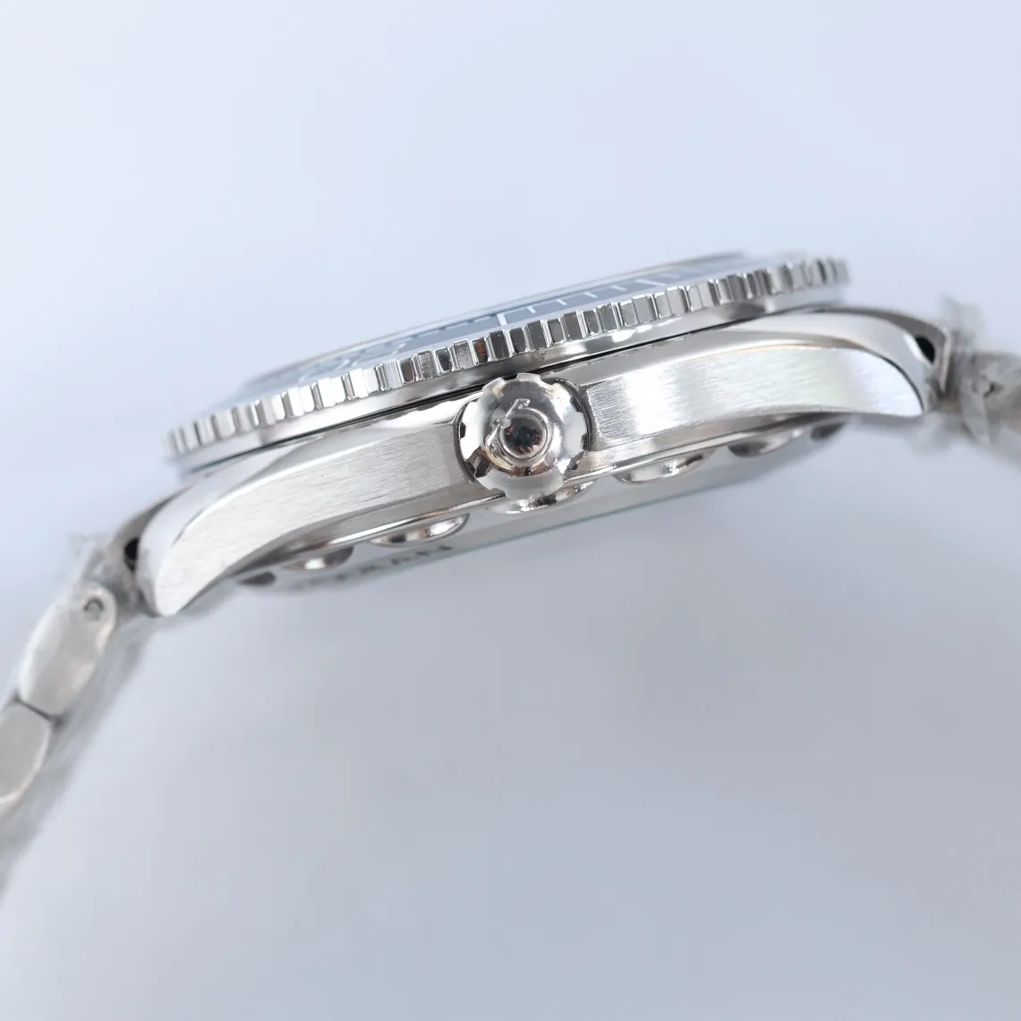 【Foreign Trade Import】💰1920! All Omega Seamaster watches have once again reached their peak! In 2020, the official highly recommended Seamaster series 600-meter diving watch has exclusive quality on the entire network [Movement] Equipped with 💯 brand new Japanese original Citizen 8215 automatic mechanical movement, original see-through design, corrected movement 8500 restoration all-in-one machine, 0️⃣repair, accurate running time, strong practicality, 100% waterproof [Glass] Double-bright Sapphire shock-proof and scratch-proof glass Equipped with arched wear-resistant and scratch-resistant glass, it is three-level waterproof and can swim with confidence🏊, watch diameter 39.5/11mm [Case] Made of 316L stainless steel case, equipped with the only original ceramic one-way rotating chronograph ring in its class [Belt] The buckle is polished from 316L fine steel, imported Italian cowhide and imported frog glue to show the endless quality. It is equipped with the only original Omega stretch buckle in its class, which can be finely adjusted. It is the best value in its class. Please certify the exclusive KKS details. The KKS exclusive quality code is 80456374. Welcome to compare the quality.