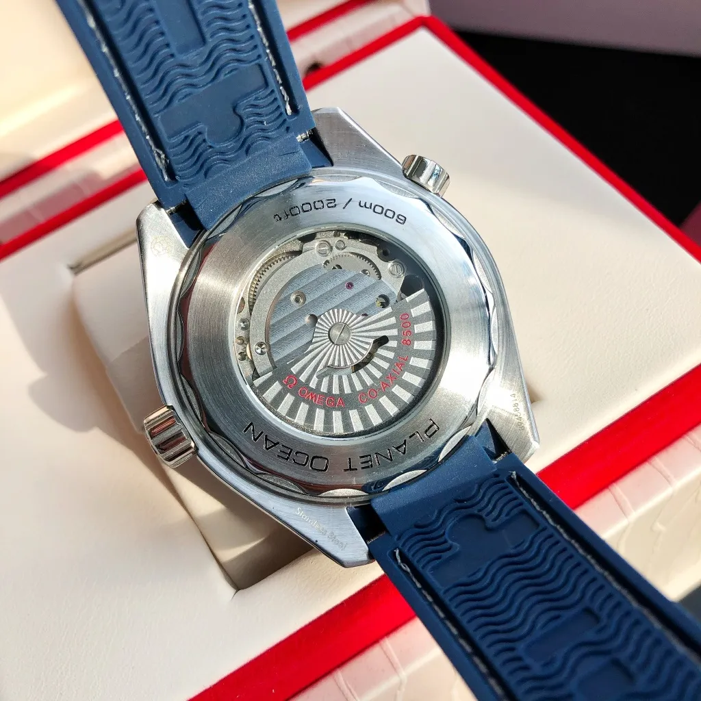 High-end replica 💰1240! TW Taiwan Factory💰1720! 2024 new customized Omega Seamaster series 600-meter America's Cup limited edition diving watch has arrived. It is exclusively customized with original synchronization details. Each watch number is engraved with an identification number and will never be repeated. The ceramic bezel is unique to the entire network. It has a Citizen movement internally and the external repair details are synchronized with the original. [Movement] Equipped with 💯 Brand new Japanese original 9015 automatic mechanical movement, 0️⃣ repair, accurate running time, strong practicality [Case] Made of 316L stainless steel, electroplated in the vacuum furnace of the entire network, equipped with the only original ceramic one-way rotating chronograph ring in its class [Bracelet] Official synchronous rubber strap or 316 stainless steel chain of the Seamaster 600m Diving Watch produced by GD, with the only original push-pull adjustable clasp in its class ⚠️Please look for the exclusive quality of GD products