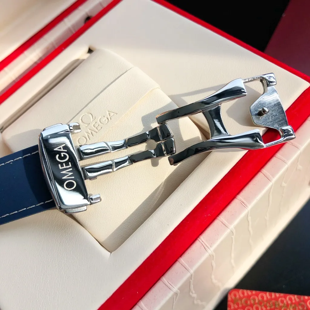High-end replica 💰1240! TW Taiwan Factory💰1720! 2024 new customized Omega Seamaster series 600-meter America's Cup limited edition diving watch has arrived. It is exclusively customized with original synchronization details. Each watch number is engraved with an identification number and will never be repeated. The ceramic bezel is unique to the entire network. It has a Citizen movement internally and the external repair details are synchronized with the original. [Movement] Equipped with 💯 Brand new Japanese original 9015 automatic mechanical movement, 0️⃣ repair, accurate running time, strong practicality [Case] Made of 316L stainless steel, electroplated in the vacuum furnace of the entire network, equipped with the only original ceramic one-way rotating chronograph ring in its class [Bracelet] Official synchronous rubber strap or 316 stainless steel chain of the Seamaster 600m Diving Watch produced by GD, with the only original push-pull adjustable clasp in its class ⚠️Please look for the exclusive quality of GD products