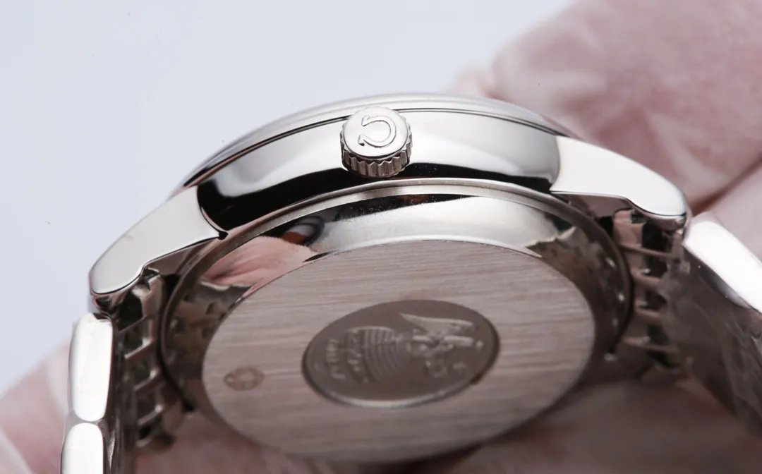 [Customized all-in-one machine] 💰1720 each! Omega-De Ville Series-Couple Watches! Genuine mold opening, 👏The lettering is the same as the original product with sun pattern, the curved surface is upgraded to high-definition arched double sapphire glass (clearer display, anti-scratch) 👏The back of the steel belt is also synchronized with the original laser product batch number! It took 9 months to make many corrections and upgrades to create a 1:1 shell model, striving for perfection! The diameter of men's wear is 39.5mm, and the diameter of women's wear is 32.7mm👏! The style adopts the original Citizen 8215® movement, which vibrates 28,800 times per hour, and has zero repair quality. ✅The style is matched with Italian cowhide to make the wrist more comfortable and comfortable. 🗣The strap/buckle is engraved with the classic "OMEGA" logo, which is generous and classy. Real shot🔰Please pay attention to the details! (Focus on original new machines) Focus is an attitude, produced by JH!