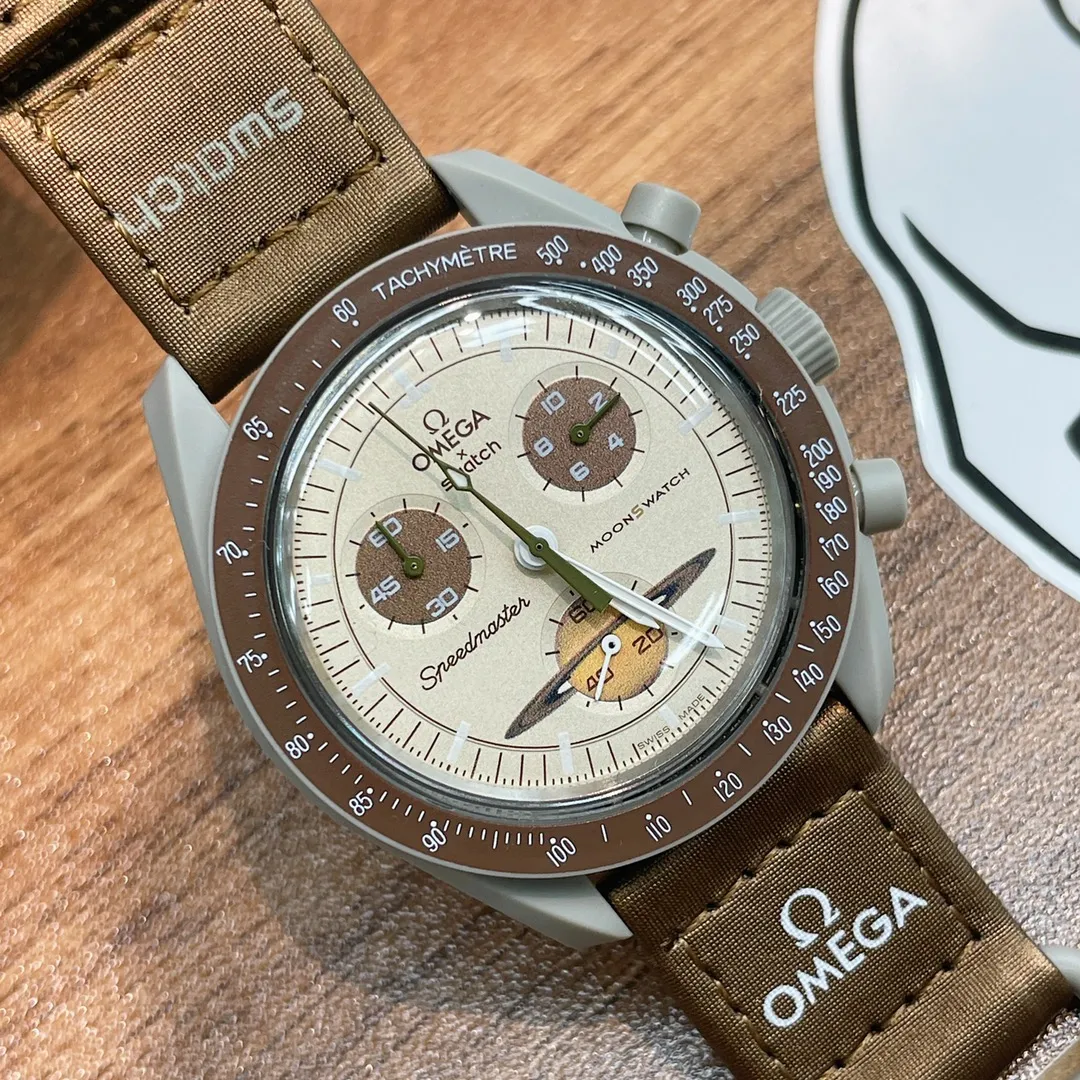 [Original order quality] 💰700! 【Purchasing quality】💰960! Omega co-branded Swatch, the top version on the market, made of real bioceramic material! Distinguish low-end products in the market! OMEGAxSWATCH Omega x Swatch joint model BIOCERAMIC MOONSWATCH joint watch, this series of watches has a total of 11 models, all named after planetary bodies. They are: Mission to the Sun (gold) Mission to Mercury (dark gray) Mission to Venus (pink) Mission to Earth (blue) Mission to the Moon (black) Mission to Mars (white) Mission to Jupiter (bronze) Mission to Saturn (beige) Mission to Uranus (light blue) Mission to Neptune (dark blue) Mission to Pluto (grey) Each one represents the characteristics of a different planet and uses its elements to decorate the dial, making people want to collect the entire series at once.  Swiss quartz machine, size 42mm. The Velcro strap is waterproof and easy to wear. It is worth buying. It can be collected and given as a gift. It has 11 colors and represents the 11 planets in the universe. The colors are bright and this summer accessory is a must-have!