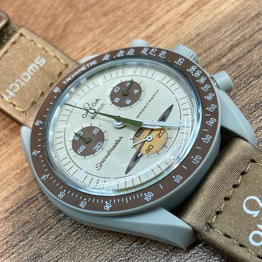 [Original order quality] 💰700! 【Purchasing quality】💰960! Omega co-branded Swatch, the top version on the market, made of real bioceramic material! Distinguish low-end products in the market! OMEGAxSWATCH Omega x Swatch joint model BIOCERAMIC MOONSWATCH joint watch, this series of watches has a total of 11 models, all named after planetary bodies. They are: Mission to the Sun (gold) Mission to Mercury (dark gray) Mission to Venus (pink) Mission to Earth (blue) Mission to the Moon (black) Mission to Mars (white) Mission to Jupiter (bronze) Mission to Saturn (beige) Mission to Uranus (light blue) Mission to Neptune (dark blue) Mission to Pluto (grey) Each one represents the characteristics of a different planet and uses its elements to decorate the dial, making people want to collect the entire series at once.  Swiss quartz machine, size 42mm. The Velcro strap is waterproof and easy to wear. It is worth buying. It can be collected and given as a gift. It has 11 colors and represents the 11 planets in the universe. The colors are bright and this summer accessory is a must-have!