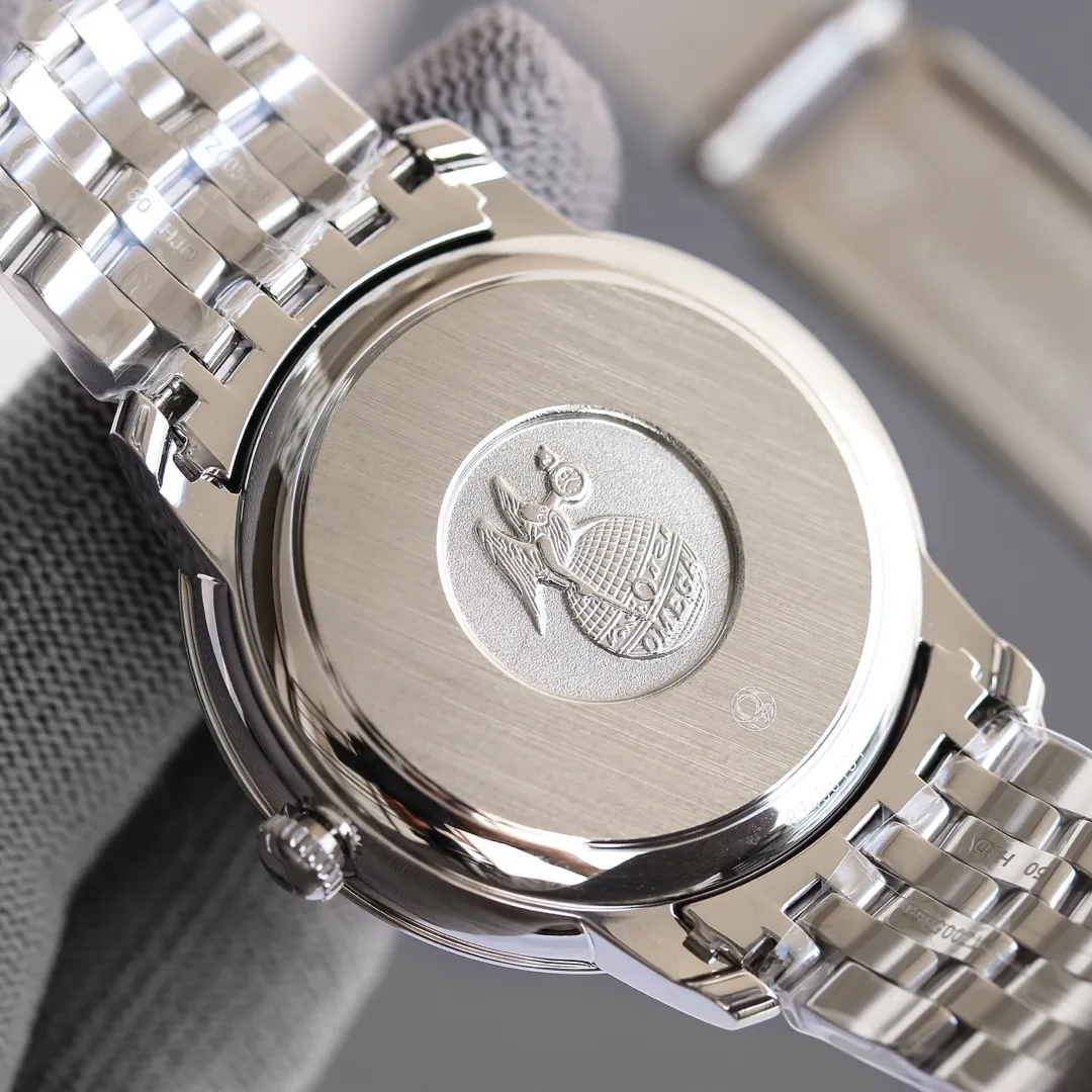 TW Taiwan Factory💰1720! Omega butterfly series watch. The elegant and slim appearance, combined with the simple and elegant design, captures every detail and perfectly interprets the classic charm of the original elegant business. [Details of the masterpiece] The size of the watch is 39.5 mm x 10 mm. The literal scales and hands all inherit the original craftsmanship. They are first polished and then rhodium-plated to ensure permanent luster and amazing temperament. [Details of the masterpiece] The Omega resistor LOGO on the plate is well-curved, and the edges are chamfered naturally. It seems small and exquisite, not worth mentioning, but in fact the craftsmanship is complicated and contains a lot of things. [Innovative move] Using the super stable Japanese 9015 movement, it truly achieves zero repairs.