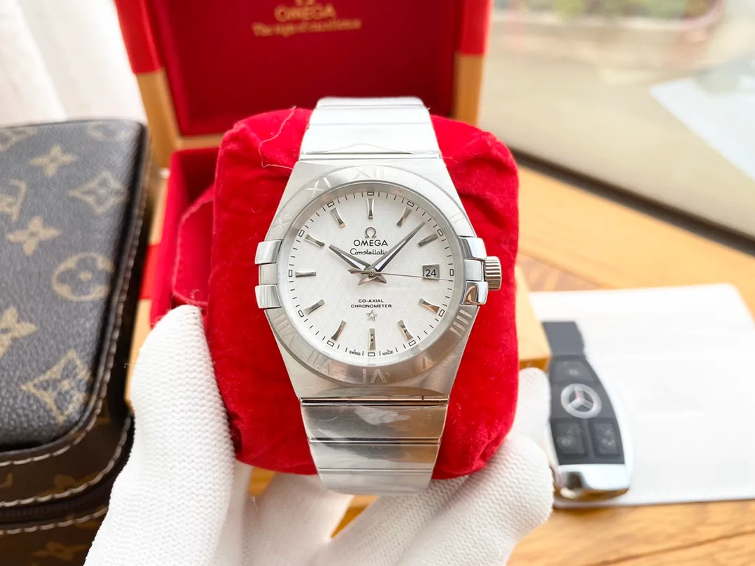 【High-end replica】💰1240! OMEGA - OMEGA 🎉 Constellation Series Men's Watch Fully Automatic Mechanical Movement 316L Stainless Steel Case Mineral Glass Mirror Stainless Steel Strap Diameter 40mm Thickness 12mm Before you take a closer look at the beauty of the details of the watch, you will definitely be attracted by its obvious iconic design of the Omega Constellation series. The classic claws and half-moon section can instantly give the wearer a familiar feeling and experience. At the same time, this watch has been given a new style, fully displaying pioneering technology and elegant charm.