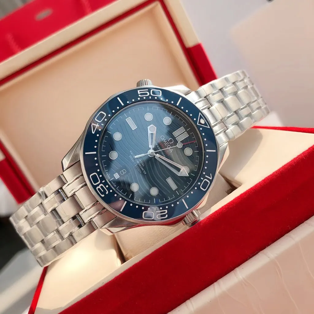【High-end replica】💰1160! 【Customized all-in-one machine】💰1720! Omega Seamaster's new upgraded version of Seamaster 300 meters has arrived. It continues to adhere to practical value, delve into appearance details, and import an all-in-one movement. There is no best, only a better upgrade concept. It will once again push the entire series of Seamaster watches with the new Citizen movement to the top!  [Upgrade 1] Corrected the bezel to match the color of the letter, synchronized with the original genuine sunken luminous pearl, and the luminous color is synchronized [Upgrade 2] Corrected the original synchronized 8800 movement automatic hammer, effectively combined with the durability of the imported 9015 movement, and more intuitively close to the original [Upgrade 3] Upgraded the arched scratch-resistant sapphire glass mirror, since then‼ ️ All watches are made of sapphire glass [Upgrade 4] Using original genuine CNC molds, perfectly copying the same shell shape and band-shaped curvature of the genuine products. The appearance similarity with the genuine products is indistinguishable. The pictures were taken on a customized all-in-one machine!