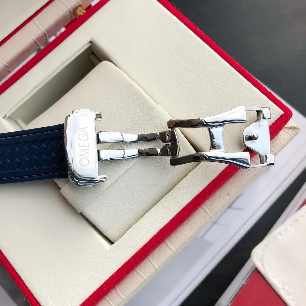 【Customized all-in-one machine】💰1720! Omega Seamaster 150-meter watch [Ocean charm, classic hot model] The classic and timeless design is very characteristic of the Omega brand [Movement] Equipped with the imported brand new Citizen 9015 all-in-one automatic mechanical movement, accurate travel time and long-lasting, highly recognized by watch friends [Case] 316L stainless steel case, modified and beautiful body, original consistent 41.5mm diameter, curved dial, depth waterproof to 200 meters [Bracelet] imported rubber strap Equipped with the original folding clasp of the same material, the details are synchronized with the original product ⚠️Please look for the exclusive quality produced by GD