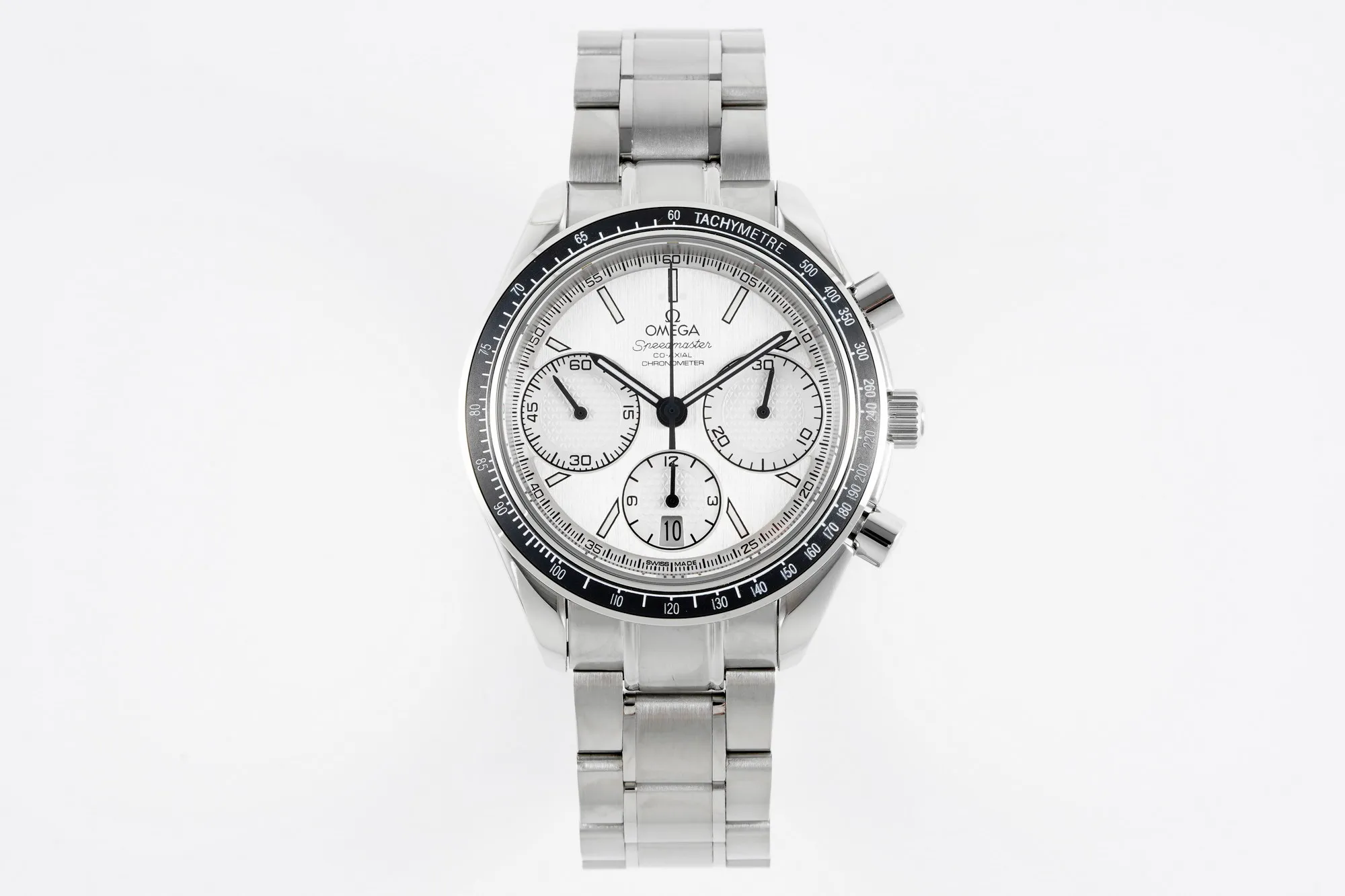 【Top Replica】💰Private chat! Omega Speedmaster series 326.32.40.50.06.001 multi-function chronograph watch. The synchronous counter is 40mm in size and uses the 7750 chronograph movement to make it more stable and durable, creating an original quality copy of the Omega Speedmaster series watch. [Appearance] Purchase genuine products for disassembly and mapping. They have the same stepped watch case cover, the same CNC polishing level, and the same thickness size. The entire watch accessories, including the strap lug screws, are perfectly interchangeable with the genuine products. [Disk surface] The dial adopts the same grain texture and radial pattern lettering as the original product, and uses the same frosted fine particle lettering as the original. The overall density of the particles is consistent with the original product. The same light source reflection as the original product can be seen at any angle. Each number, word nail, logo, is independently molded using genuine craftsmanship materials. After several sets of molds, the three-dimensional beauty is finally consistent with the original version. [Mirror] Double-sided blue-coated curved sapphire glass mirror, double-sided chamfered and smooth edges, and the thickness arc reaches the strict tolerance standard of 0.03. Scratch-resistant and wear-resistant, crystal clear. [Waterproof] The lock-type crown has been tested repeatedly and is consistent with the original product. The waterproof depth is 100 meters. [Strap] The rubber strap follows strict standards from the raw material. Every detail has been polished repeatedly and is of the highest quality. It is soft and delicate, fits the wrist and is comfortable to wear. Every inch of stitching and every detail, including the number, is consistent with the original. [Watch Buckle] The brushed texture of the watch buckle is fine and neat, and the depth of the drawing is exactly the same as the original. Not only the density of the drawing is fine and consistent, but also the depth of the drawing is consistent with the original. The watch buckle is deeply restored, which solves the embarrassing problem of the buckle becoming loose after being used for a period of time. The watch buckle still fits tightly after being used for a long time, and the crisp sound of the buckle is also deeply restored.