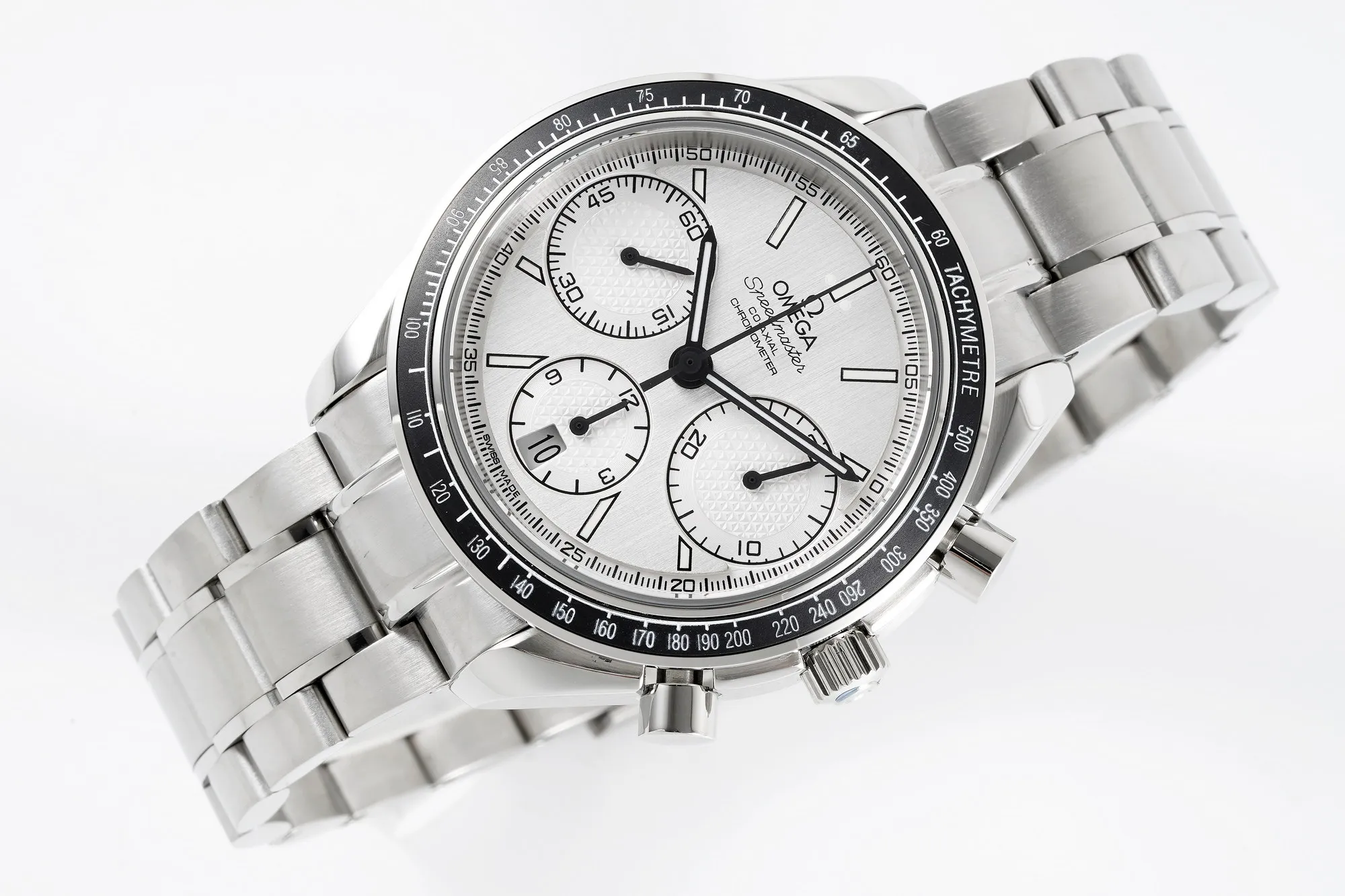 【Top Replica】💰Private chat! Omega Speedmaster series 326.32.40.50.06.001 multi-function chronograph watch. The synchronous counter is 40mm in size and uses the 7750 chronograph movement to make it more stable and durable, creating an original quality copy of the Omega Speedmaster series watch. [Appearance] Purchase genuine products for disassembly and mapping. They have the same stepped watch case cover, the same CNC polishing level, and the same thickness size. The entire watch accessories, including the strap lug screws, are perfectly interchangeable with the genuine products. [Disk surface] The dial adopts the same grain texture and radial pattern lettering as the original product, and uses the same frosted fine particle lettering as the original. The overall density of the particles is consistent with the original product. The same light source reflection as the original product can be seen at any angle. Each number, word nail, logo, is independently molded using genuine craftsmanship materials. After several sets of molds, the three-dimensional beauty is finally consistent with the original version. [Mirror] Double-sided blue-coated curved sapphire glass mirror, double-sided chamfered and smooth edges, and the thickness arc reaches the strict tolerance standard of 0.03. Scratch-resistant and wear-resistant, crystal clear. [Waterproof] The lock-type crown has been tested repeatedly and is consistent with the original product. The waterproof depth is 100 meters. [Strap] The rubber strap follows strict standards from the raw material. Every detail has been polished repeatedly and is of the highest quality. It is soft and delicate, fits the wrist and is comfortable to wear. Every inch of stitching and every detail, including the number, is consistent with the original. [Watch Buckle] The brushed texture of the watch buckle is fine and neat, and the depth of the drawing is exactly the same as the original. Not only the density of the drawing is fine and consistent, but also the depth of the drawing is consistent with the original. The watch buckle is deeply restored, which solves the embarrassing problem of the buckle becoming loose after being used for a period of time. The watch buckle still fits tightly after being used for a long time, and the crisp sound of the buckle is also deeply restored.
