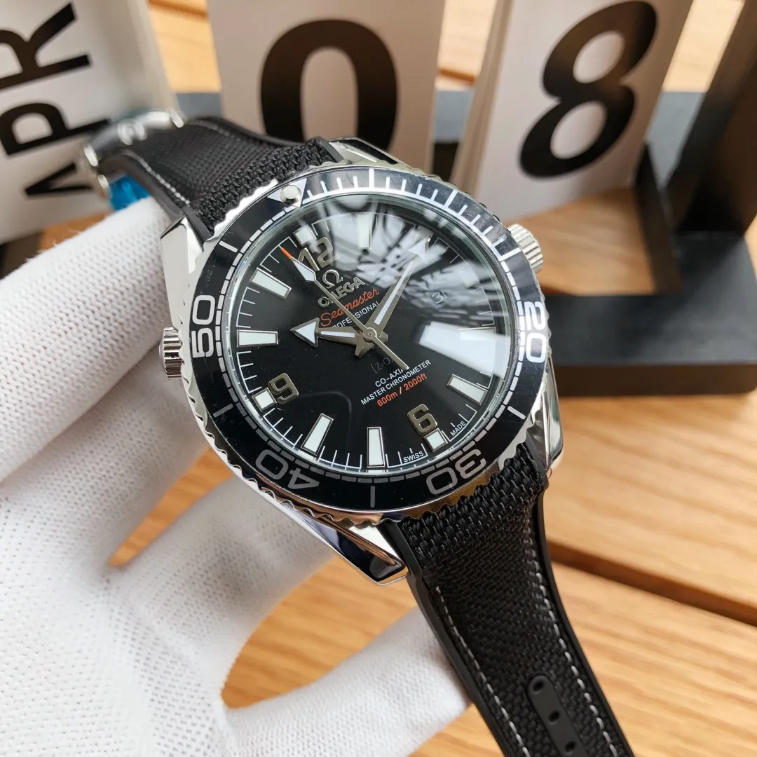 【Foreign trade import】💰1160! The Omega Seamaster Planet Ocean 600-meter diving watch is made of top-grade 316L stainless steel, which is not afraid of scratches and old age. It has a diameter of 45.5 mm (large diameter) and a thickness of 15 mm. The size is consistent with the original. The bezel is made of black lamella and rotates in one direction. The material is consistent with the original; top-grade coated glass mirror. The blue film coating process is consistent with the original (increasing the transparency of the glass). The dial font uses oil pressure printing technology to create a three-dimensional effect. Equipped with an imported fully automatic mechanical movement, the strap is made of natural rubber and has a double-layer strap, and the textile pattern of the strap is restored. Equipped with a folding clasp, the strap is as soft as the original and is very comfortable to wear.