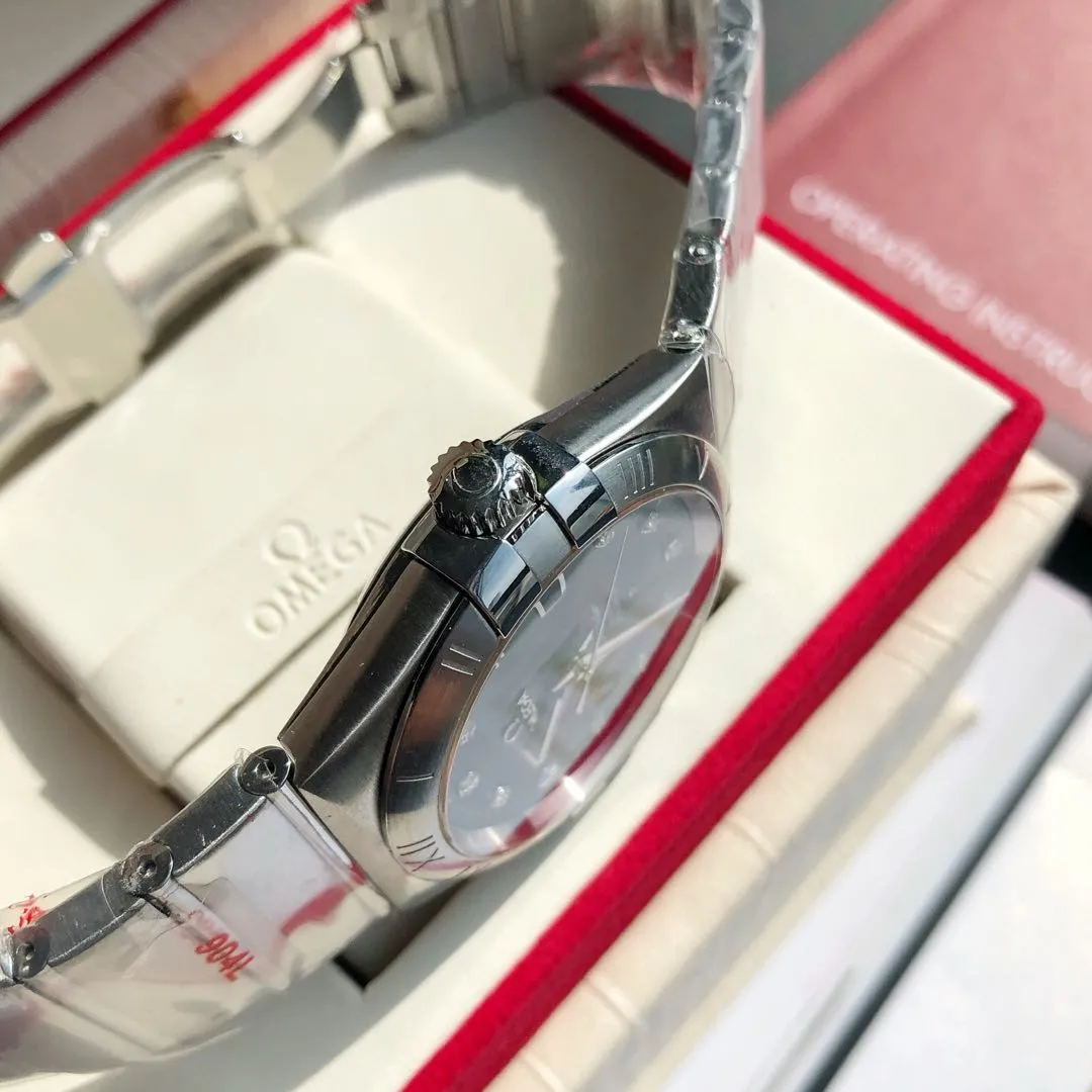 Constellation series couple watch. Men's size: 38/10.5mm. Women's size: 27/10.5mm [Annual masterpiece, classic hit] In 2020, GD produced another full series of high-quality products to fill the gap-Omega Constellation series fully automatic mechanical watch. It has been sharpened for ten years and never gives up! Another high-quality, ultra-affordable representative work produced by GD once again refreshes the "genuine appearance details, built-in new Citizen movement" [Movement] GD produces the entire network's exclusive replica Constellation series men's watch equipped with 💯 The new Citizen 8215 automatic mechanical movement, and the women's watch is equipped with 💯 The new Citizen 6T51 automatic mechanical movement, exclusive correction of the 8501 original automatic hammer, the kinetic energy of the movement is durable, and the travel time is accurate, ⭕️ Reworked [Case] 💯 Super waterproof, you can swim with confidence 🚰 316L stainless steel case, CNC cutting process for the same material bracelet, perfect shell shape and joints, replica craftsmanship, the thinnest workmanship of the same level of movement‼ ️ Equipped with a high-quality Swarovski crystal diamond ring (not an ordinary pickaxe stone), it is colorful under the sun [Details] The original strips and diamond sides are optional, and the original ones are all the same color. The bracelet is equipped with the only original folding clasp in its class, and the sapphire anti-scratch glass mirror reads clearly [Inventory] 1000+ in the whole series, long-term replenishment supply ⚠️Please look for the exclusive quality of GD products
